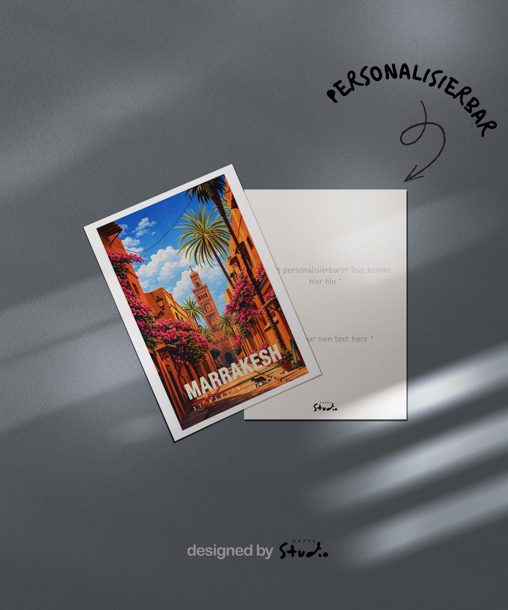 Orientalische Illustration von Marrakesch mit schmaler Altstadtgasse, warmen Erdtönen, Palmen und einem Minarett im Hintergrund. Traditionelle Architektur, üppige Pflanzen und Sonnenlicht erzeugen eine ruhige, exotische Atmosphäre. Die Szene vermittelt nordafrikanisches Flair, kulturelle Tiefe und das besondere Lebensgefühl einer historischen marokkanischen Stadt.