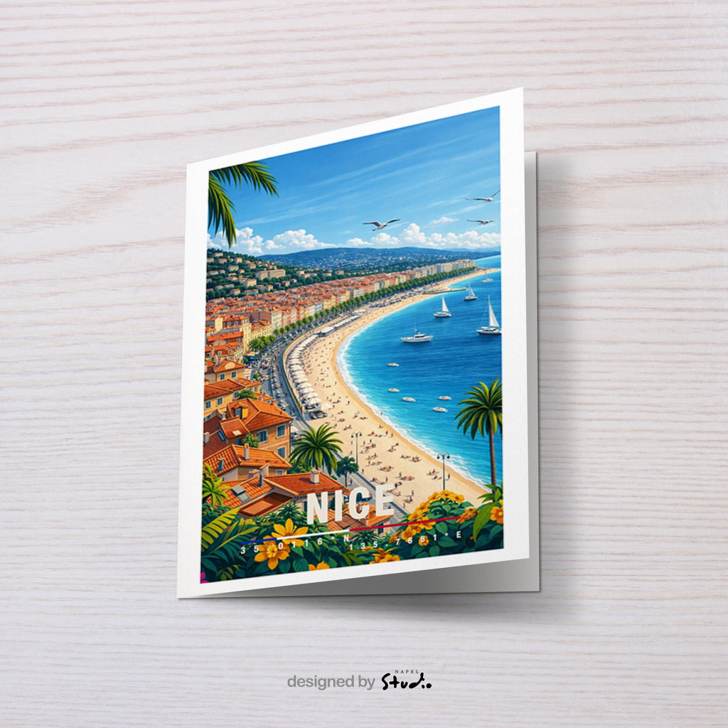 Illustration von Nizza mit geschwungener Strandpromenade, türkisblauem Meer und mediterranen Häusern entlang der Küste. Palmen, Sonnenschirme und Badegäste verleihen der Szene sommerliche Leichtigkeit. Die helle Farbpalette und der Blick auf die Côte d’Azur vermitteln Urlaubsgefühl, Eleganz und das entspannte Lebensgefühl Südfrankreichs.