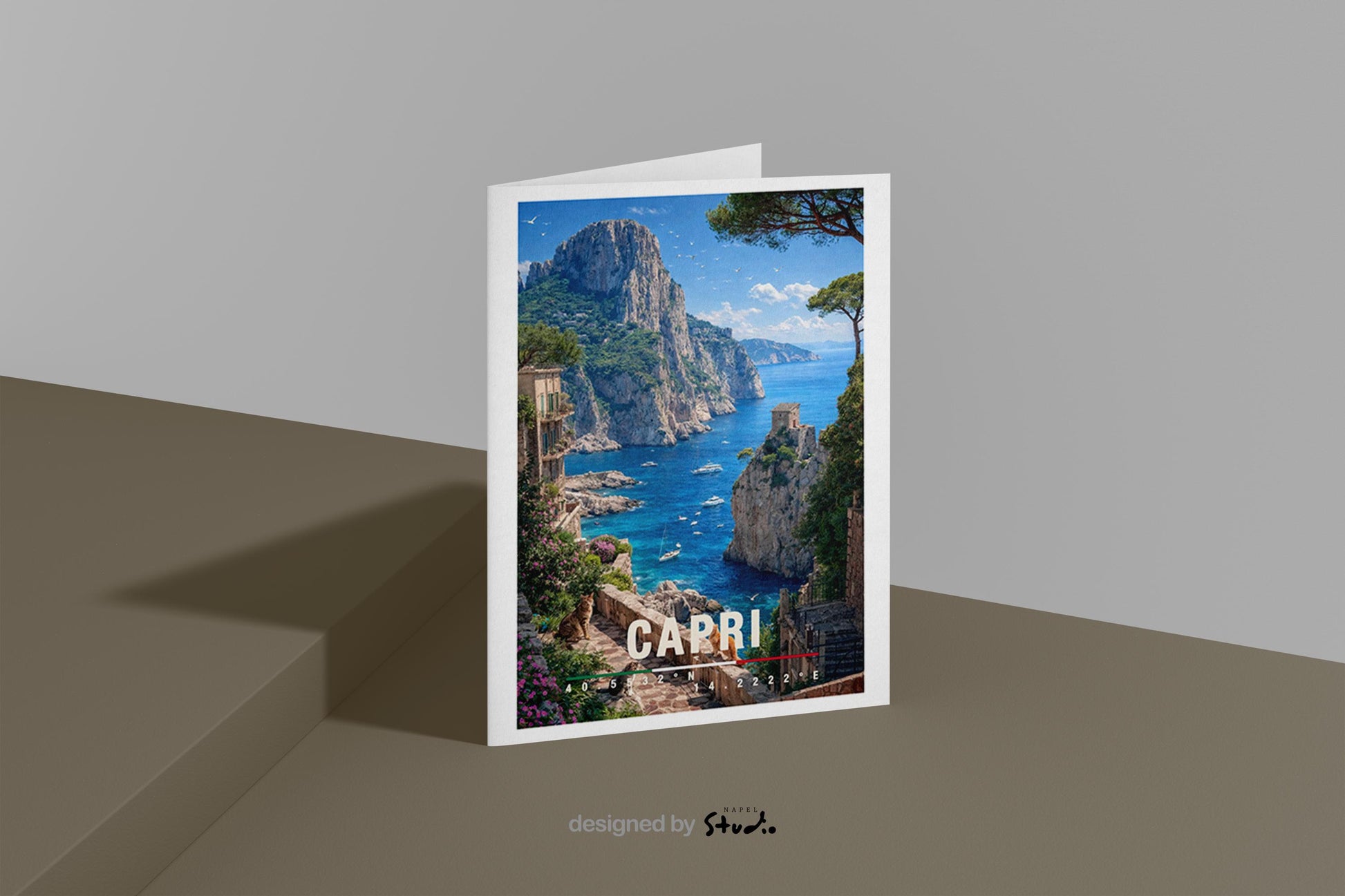 Mediterrane Illustration von Capri mit steilen Felsklippen, türkisfarbenem Meer und eleganter Küstenarchitektur. Kleine Boote treiben im Wasser, während üppige Vegetation die Szenerie umrahmt. Die Komposition vermittelt italienischen Luxus, natürliche Schönheit und das exklusive Inselgefühl des Mittelmeers bei sonnigem Wetter.