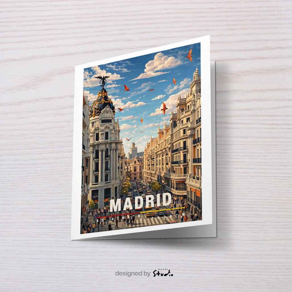 Illustration von Madrid mit beeindruckender historischer Architektur, breiter Straße und lebendigem Stadtverkehr. Klassische Fassaden, moderne Elemente und fliegende Vögel im Himmel erzeugen Dynamik. Die Szene spiegelt das urbane Herz Spaniens wider und verbindet Tradition, Großstadtflair und kulturelle Vielfalt in einer harmonischen Stadtansicht.