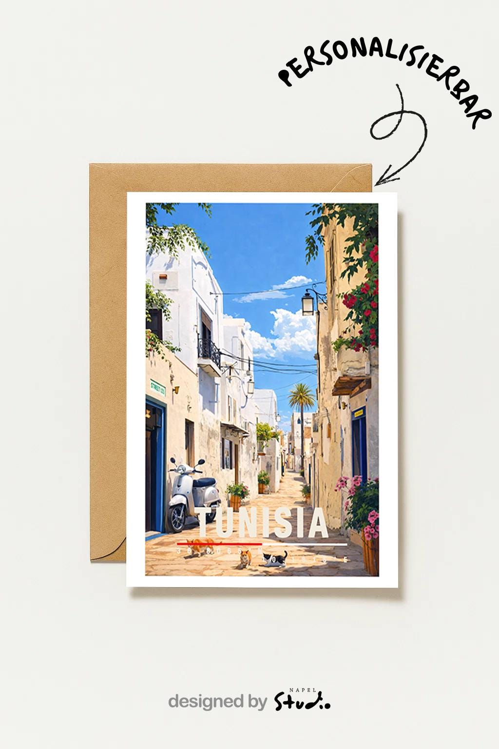 Illustration einer tunesischen Altstadt mit weißen Häusern, schmaler Gasse und mediterranem Licht. Blühende Pflanzen, traditionelle Türen und warme Farben prägen die Szene. Die ruhige Atmosphäre vermittelt nordafrikanische Kultur, südliches Lebensgefühl und den zeitlosen Charme historischer Städte zwischen Mittelmeer und Wüste.