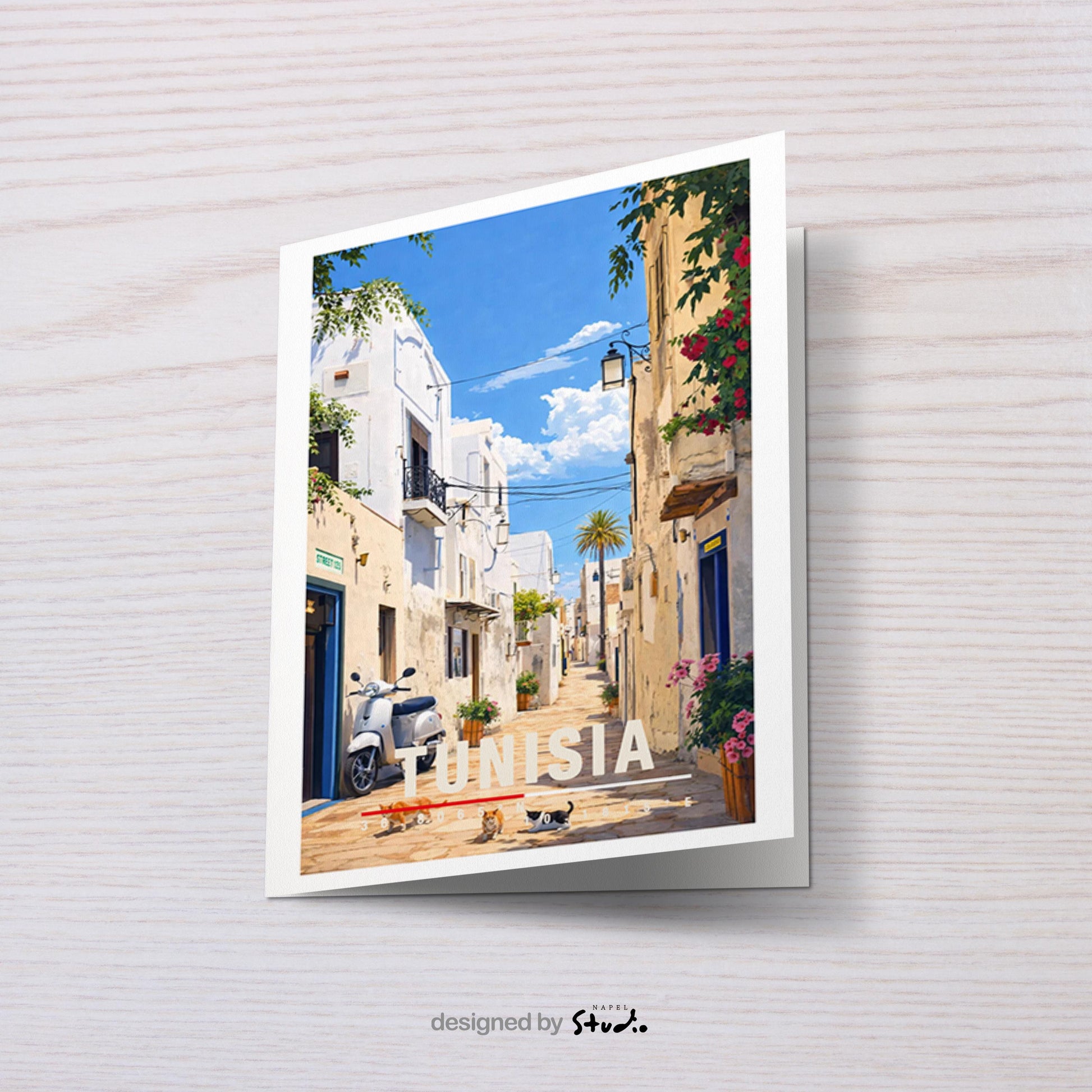 Illustration einer tunesischen Altstadt mit weißen Häusern, schmaler Gasse und mediterranem Licht. Blühende Pflanzen, traditionelle Türen und warme Farben prägen die Szene. Die ruhige Atmosphäre vermittelt nordafrikanische Kultur, südliches Lebensgefühl und den zeitlosen Charme historischer Städte zwischen Mittelmeer und Wüste.