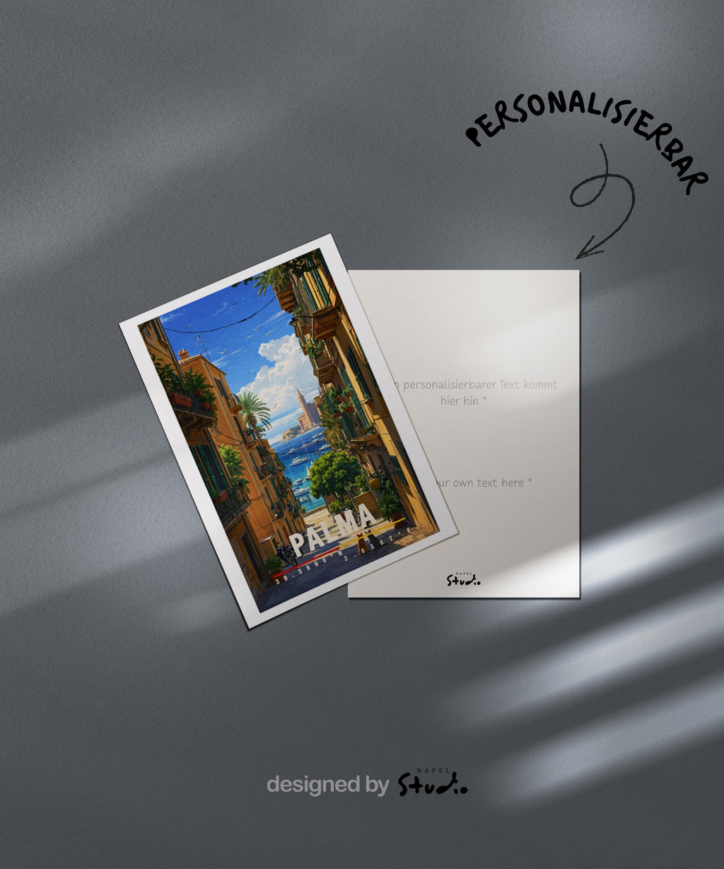 Mediterrane Illustration von Palma de Mallorca mit schmaler Altstadtgasse, Balkonen, Pflanzen und Blick auf das blaue Meer im Hintergrund. Motorräder, Boote und sonnendurchflutete Fassaden erzeugen echtes Insel-Flair. Die Szene vermittelt Sommer, Freiheit und das entspannte Lebensgefühl einer beliebten spanischen Mittelmeerinsel.