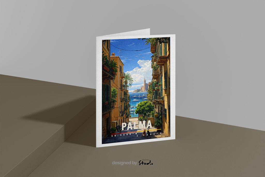 Mediterrane Illustration von Palma de Mallorca mit schmaler Altstadtgasse, Balkonen, Pflanzen und Blick auf das blaue Meer im Hintergrund. Motorräder, Boote und sonnendurchflutete Fassaden erzeugen echtes Insel-Flair. Die Szene vermittelt Sommer, Freiheit und das entspannte Lebensgefühl einer beliebten spanischen Mittelmeerinsel.