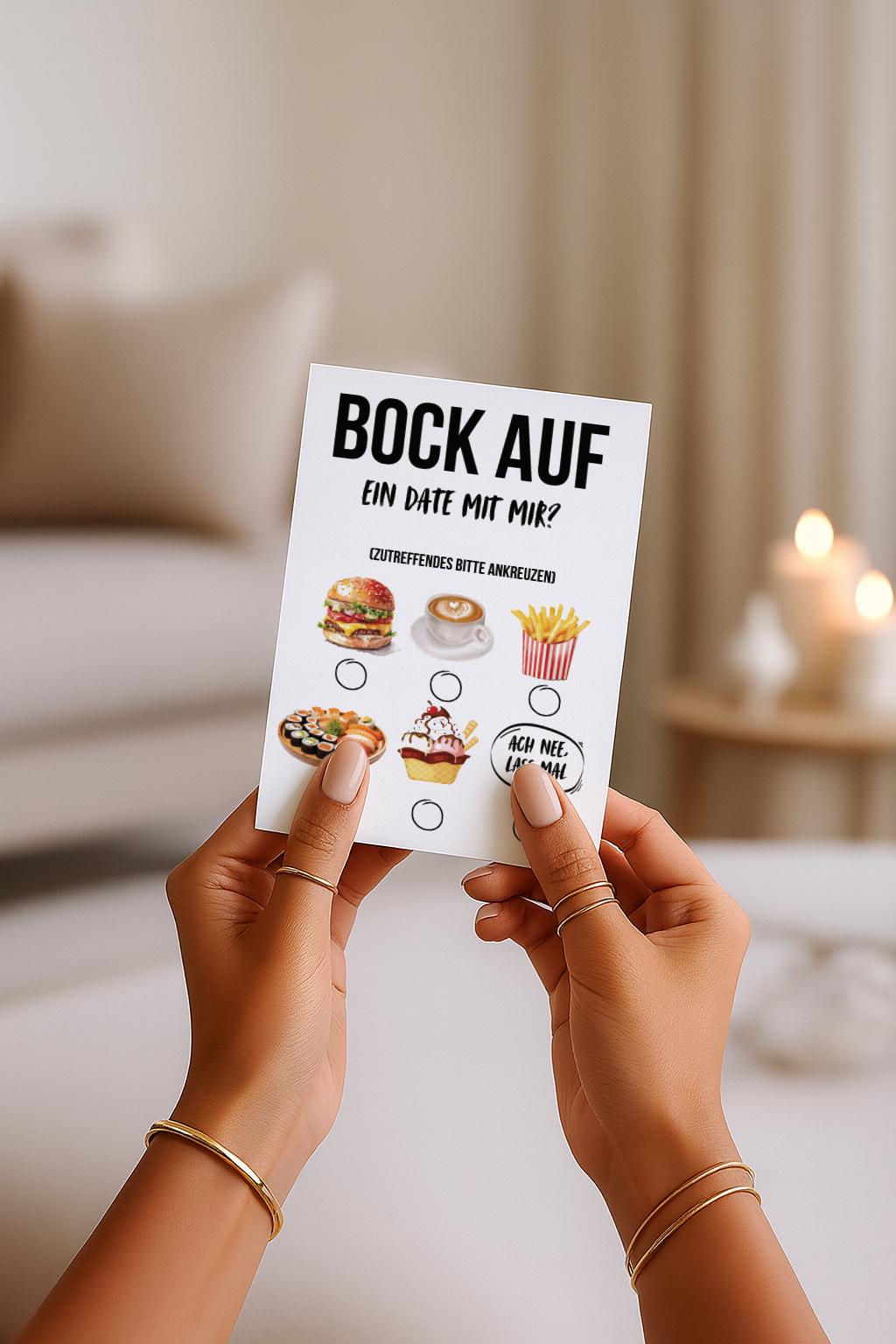 Lustige Grußkarte mit dem Text „Bock auf ein Date mit mir?“ und Auswahlmöglichkeiten zum Ankreuzen. Abgebildet sind verschiedene Date-Optionen wie Burger, Kaffee, Pommes, Sushi, Eis sowie die Antwort „Ach nee lass mal“. Humorvolle Einladungskarte für ein Date, ideal als witzige Liebes- oder Flirtkarte für Partner, Crush oder Lieblingsmensch. Modernes, verspieltes Design auf hellem Hintergrund.