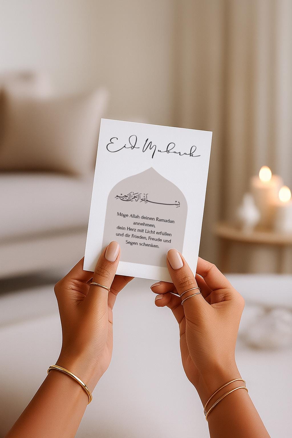 Moderne Eid-Mubarak-Grußkarte mit elegantem, minimalistischem Design. Die Karte zeigt eine architektonische Moschee-Form, arabische Kalligrafie mit „Bismillahirrahmanirrahim“ sowie einen deutschen Segensspruch: „Möge Allah deinen Ramadan annehmen, dein Herz mit Licht erfüllen und dir Frieden, Freude und Segen schenken.“ Stilvolle islamische Glückwunschkarte zum Eid, Ramadan und Zuckerfest.