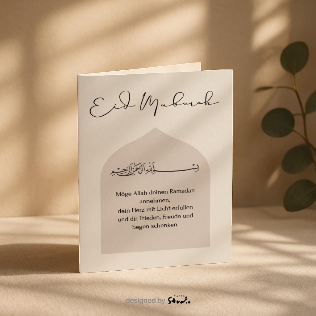 Moderne Eid-Mubarak-Grußkarte mit elegantem, minimalistischem Design. Die Karte zeigt eine architektonische Moschee-Form, arabische Kalligrafie mit „Bismillahirrahmanirrahim“ sowie einen deutschen Segensspruch: „Möge Allah deinen Ramadan annehmen, dein Herz mit Licht erfüllen und dir Frieden, Freude und Segen schenken.“ Stilvolle islamische Glückwunschkarte zum Eid, Ramadan und Zuckerfest.