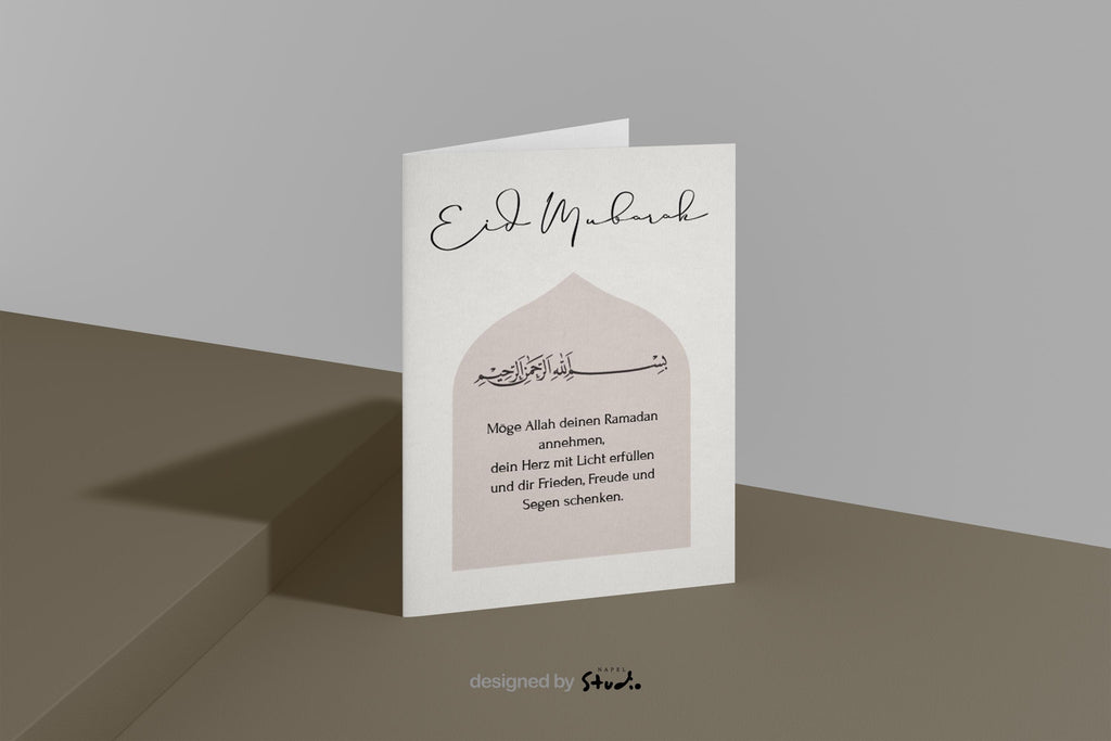 Moderne Eid-Mubarak-Grußkarte mit elegantem, minimalistischem Design. Die Karte zeigt eine architektonische Moschee-Form, arabische Kalligrafie mit „Bismillahirrahmanirrahim“ sowie einen deutschen Segensspruch: „Möge Allah deinen Ramadan annehmen, dein Herz mit Licht erfüllen und dir Frieden, Freude und Segen schenken.“ Stilvolle islamische Glückwunschkarte zum Eid, Ramadan und Zuckerfest.