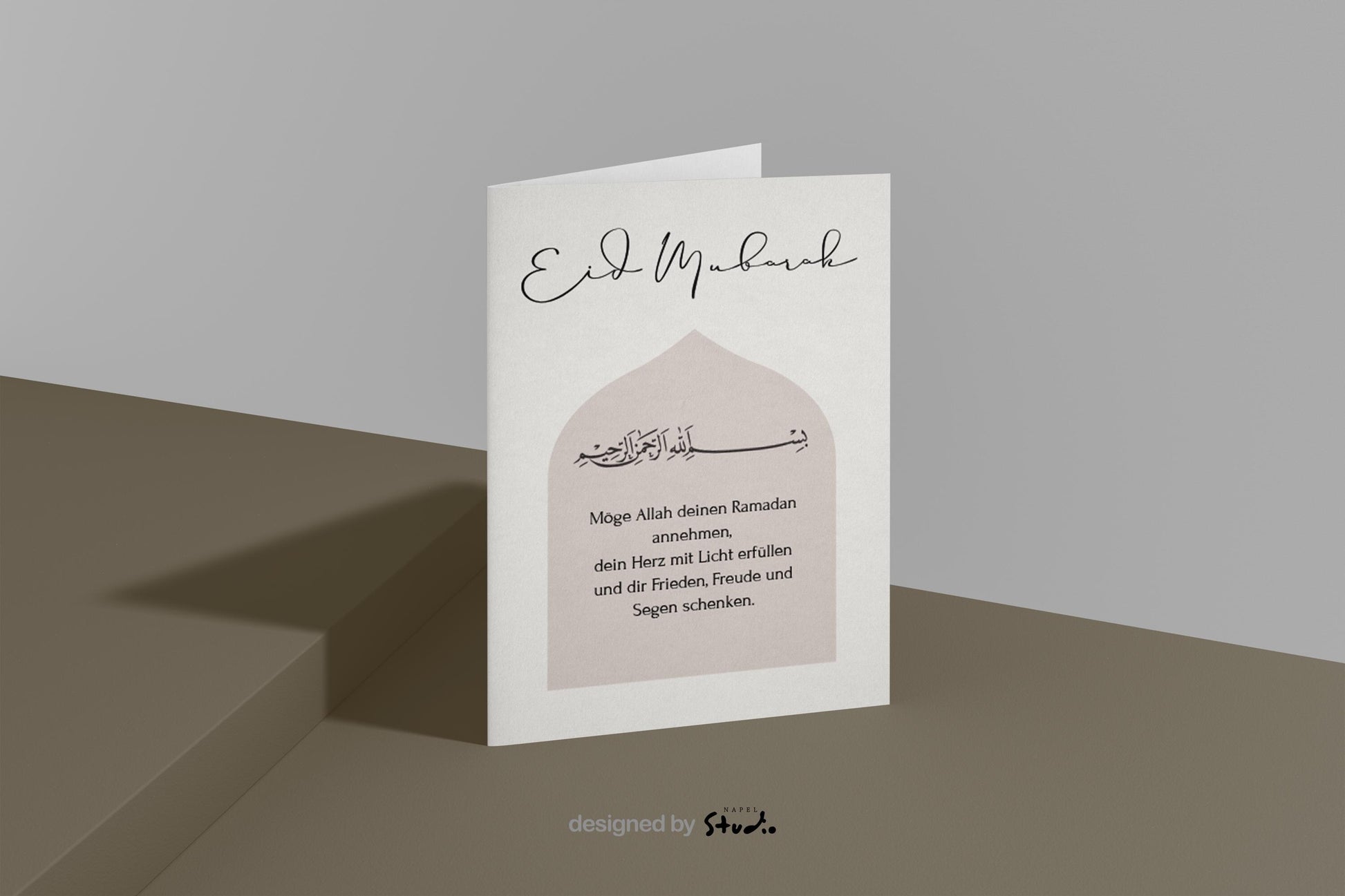 Moderne Eid-Mubarak-Grußkarte mit elegantem, minimalistischem Design. Die Karte zeigt eine architektonische Moschee-Form, arabische Kalligrafie mit „Bismillahirrahmanirrahim“ sowie einen deutschen Segensspruch: „Möge Allah deinen Ramadan annehmen, dein Herz mit Licht erfüllen und dir Frieden, Freude und Segen schenken.“ Stilvolle islamische Glückwunschkarte zum Eid, Ramadan und Zuckerfest.