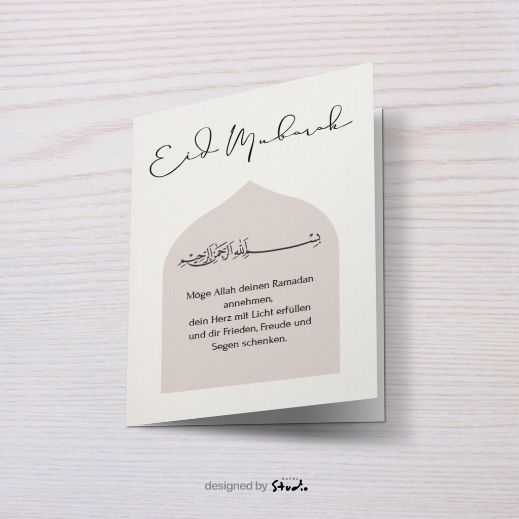 Moderne Eid-Mubarak-Grußkarte mit elegantem, minimalistischem Design. Die Karte zeigt eine architektonische Moschee-Form, arabische Kalligrafie mit „Bismillahirrahmanirrahim“ sowie einen deutschen Segensspruch: „Möge Allah deinen Ramadan annehmen, dein Herz mit Licht erfüllen und dir Frieden, Freude und Segen schenken.“ Stilvolle islamische Glückwunschkarte zum Eid, Ramadan und Zuckerfest.