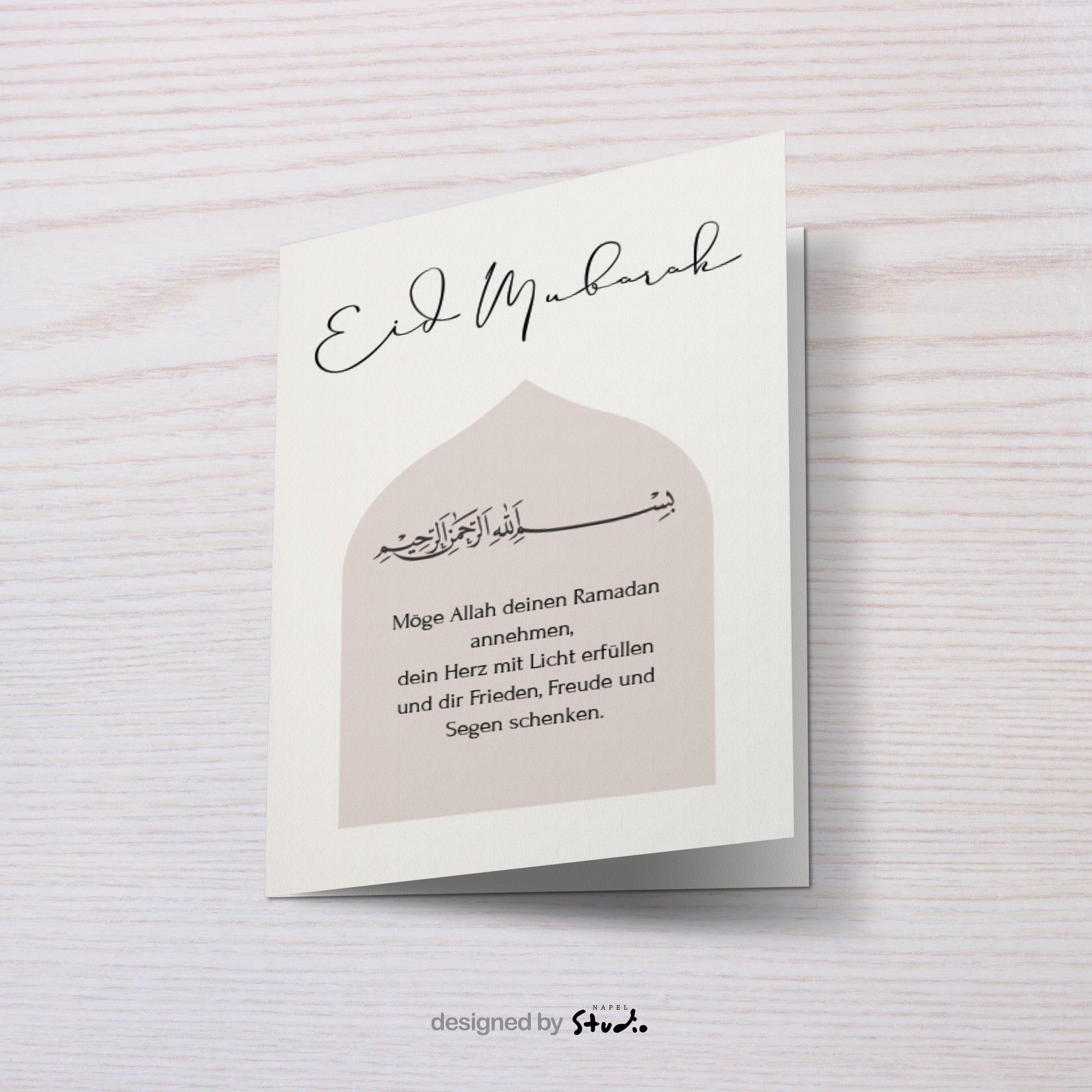 Moderne Eid-Mubarak-Grußkarte mit elegantem, minimalistischem Design. Die Karte zeigt eine architektonische Moschee-Form, arabische Kalligrafie mit „Bismillahirrahmanirrahim“ sowie einen deutschen Segensspruch: „Möge Allah deinen Ramadan annehmen, dein Herz mit Licht erfüllen und dir Frieden, Freude und Segen schenken.“ Stilvolle islamische Glückwunschkarte zum Eid, Ramadan und Zuckerfest.