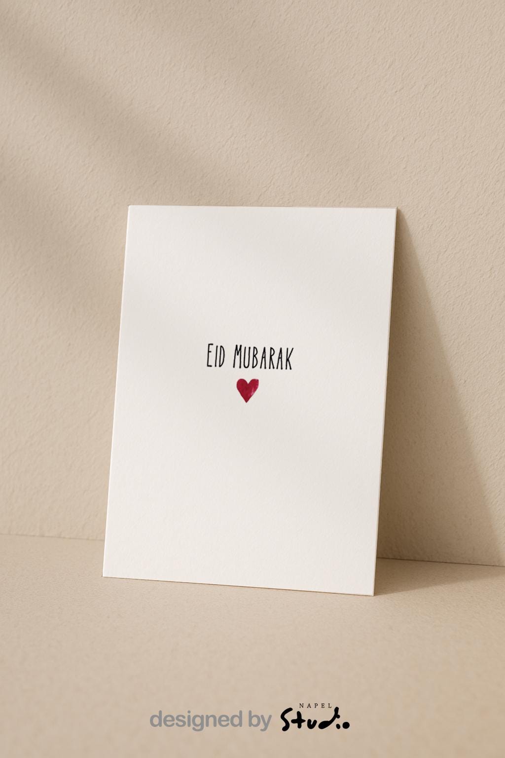 Minimalistische Eid-Mubarak-Grußkarte mit schlichtem Design. Auf hellem Hintergrund steht der Schriftzug „Eid Mubarak“ in moderner Typografie, darunter ein kleines rotes Herz. Zeitlose, elegante islamische Glückwunschkarte zum Eid al-Fitr, Zuckerfest oder als liebevolle Aufmerksamkeit für Familie, Freunde oder Lieblingsmenschen. Reduziertes, modernes Design mit emotionaler Wirkung.