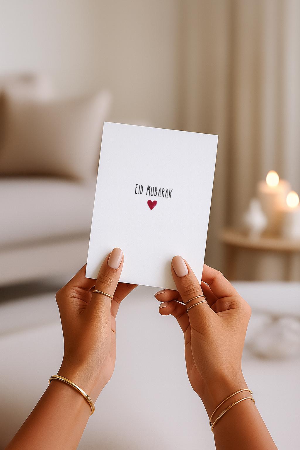 Minimalistische Eid-Mubarak-Grußkarte mit schlichtem Design. Auf hellem Hintergrund steht der Schriftzug „Eid Mubarak“ in moderner Typografie, darunter ein kleines rotes Herz. Zeitlose, elegante islamische Glückwunschkarte zum Eid al-Fitr, Zuckerfest oder als liebevolle Aufmerksamkeit für Familie, Freunde oder Lieblingsmenschen. Reduziertes, modernes Design mit emotionaler Wirkung.