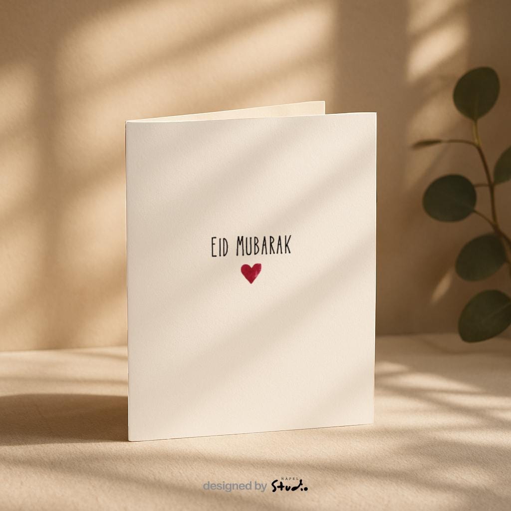 Minimalistische Eid-Mubarak-Grußkarte mit schlichtem Design. Auf hellem Hintergrund steht der Schriftzug „Eid Mubarak“ in moderner Typografie, darunter ein kleines rotes Herz. Zeitlose, elegante islamische Glückwunschkarte zum Eid al-Fitr, Zuckerfest oder als liebevolle Aufmerksamkeit für Familie, Freunde oder Lieblingsmenschen. Reduziertes, modernes Design mit emotionaler Wirkung.