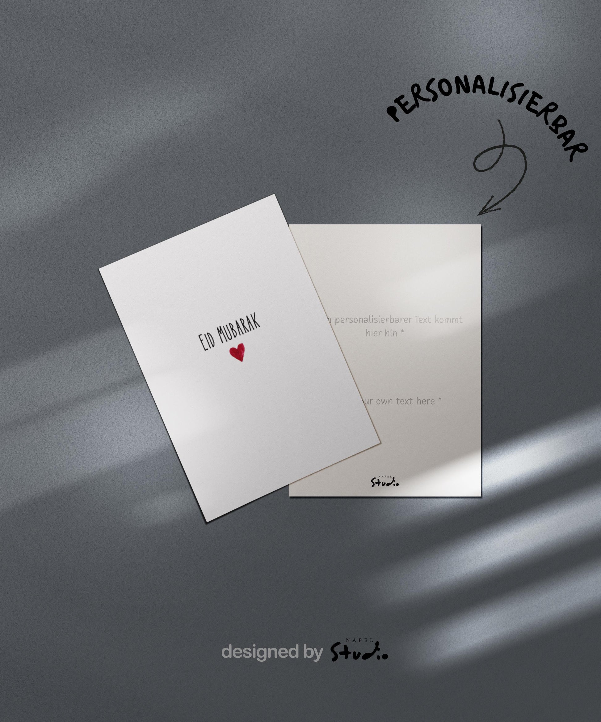 Minimalistische Eid-Mubarak-Grußkarte mit schlichtem Design. Auf hellem Hintergrund steht der Schriftzug „Eid Mubarak“ in moderner Typografie, darunter ein kleines rotes Herz. Zeitlose, elegante islamische Glückwunschkarte zum Eid al-Fitr, Zuckerfest oder als liebevolle Aufmerksamkeit für Familie, Freunde oder Lieblingsmenschen. Reduziertes, modernes Design mit emotionaler Wirkung.