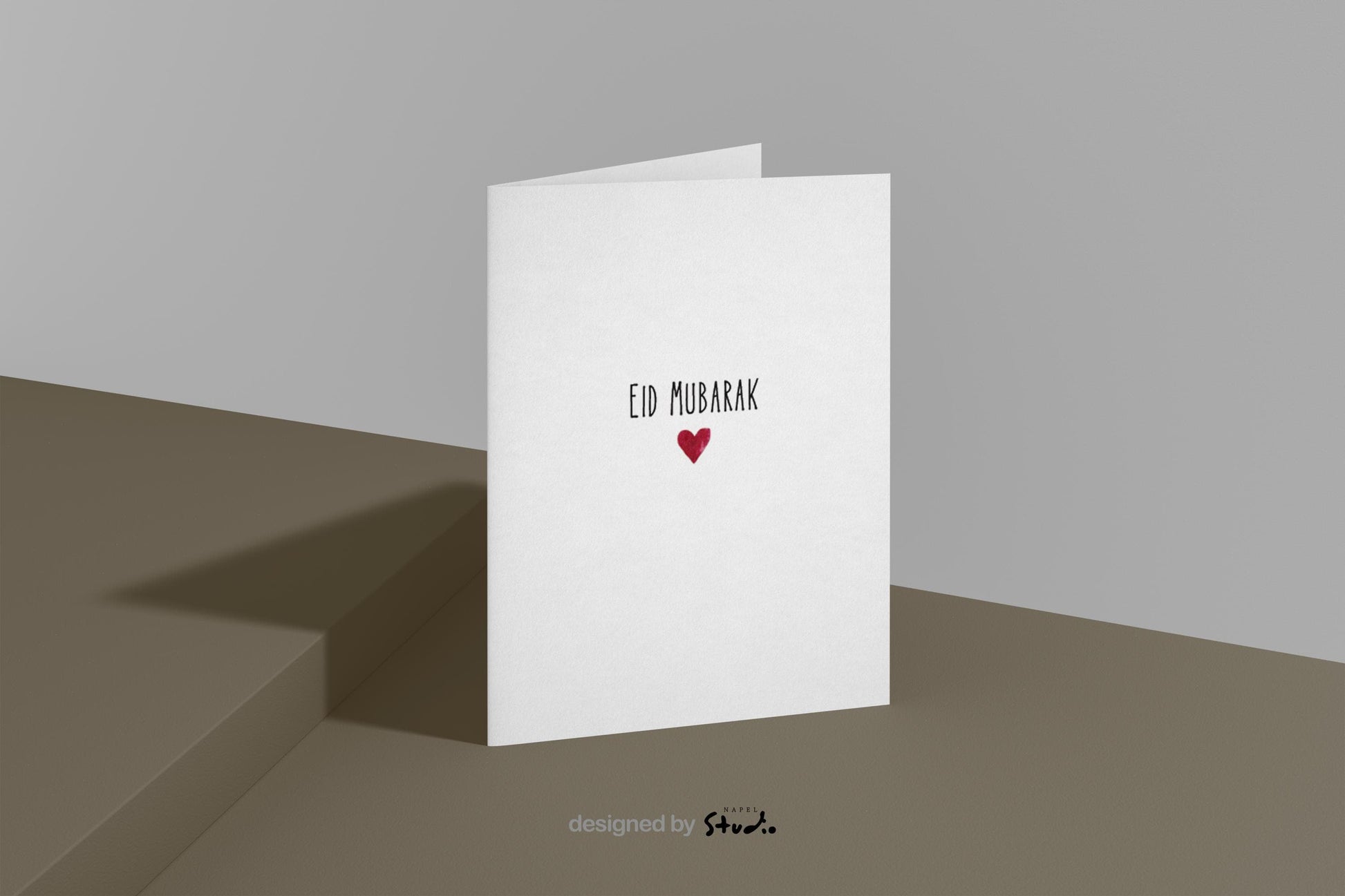 Minimalistische Eid-Mubarak-Grußkarte mit schlichtem Design. Auf hellem Hintergrund steht der Schriftzug „Eid Mubarak“ in moderner Typografie, darunter ein kleines rotes Herz. Zeitlose, elegante islamische Glückwunschkarte zum Eid al-Fitr, Zuckerfest oder als liebevolle Aufmerksamkeit für Familie, Freunde oder Lieblingsmenschen. Reduziertes, modernes Design mit emotionaler Wirkung.