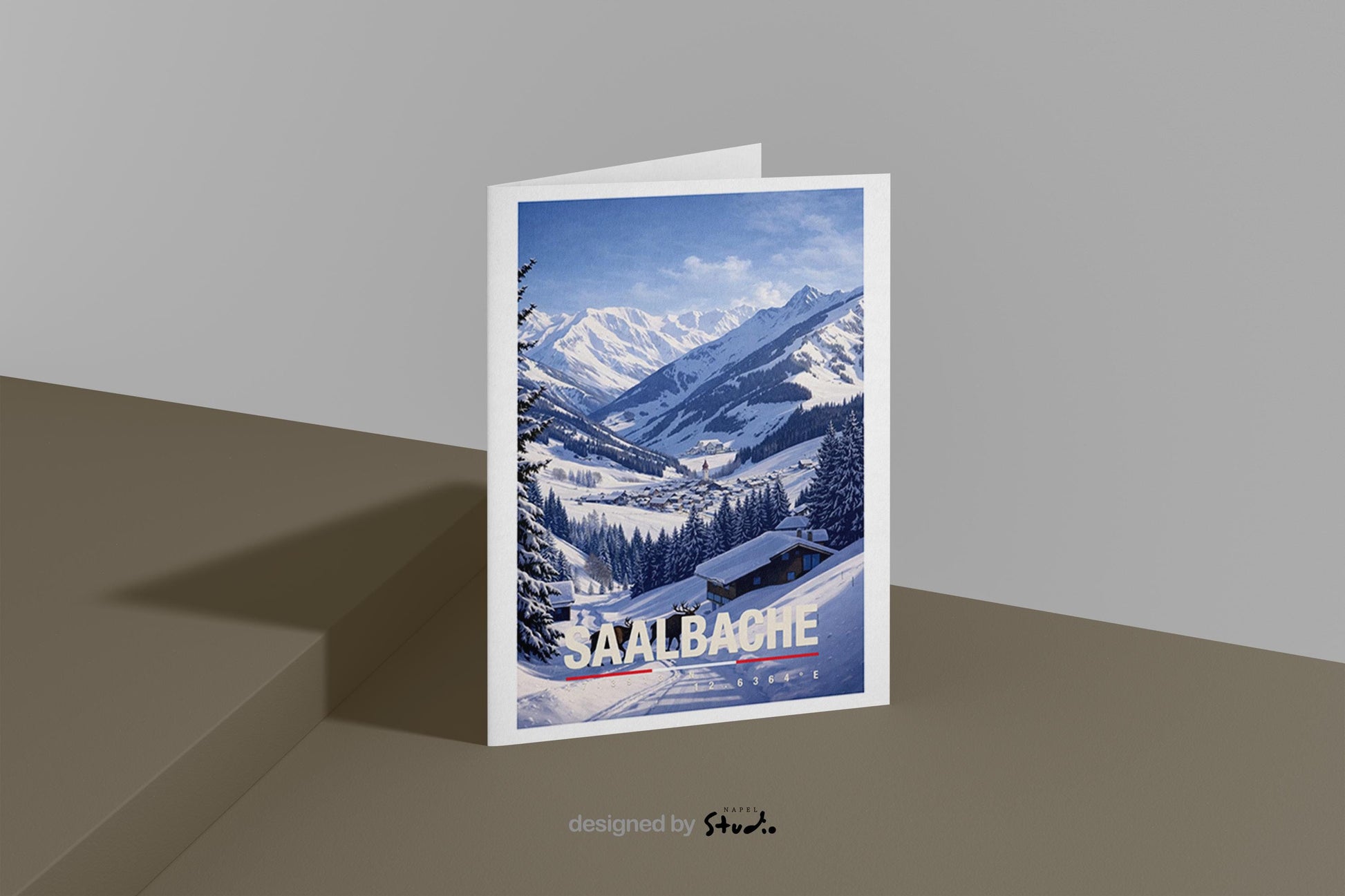 Winterliche Grußkarte mit Saalbach-Motiv in Österreich, zeigt verschneite Alpen, Tannenwälder und ein idyllisches Bergdorf. Die Illustration vermittelt alpine Ruhe, Winterromantik und Bergluft. Ideal als Reise-Grußkarte, Wintergruß oder liebe Nachricht für Skifahrer, Alpenfans, Naturliebhaber und Freunde der Berge.