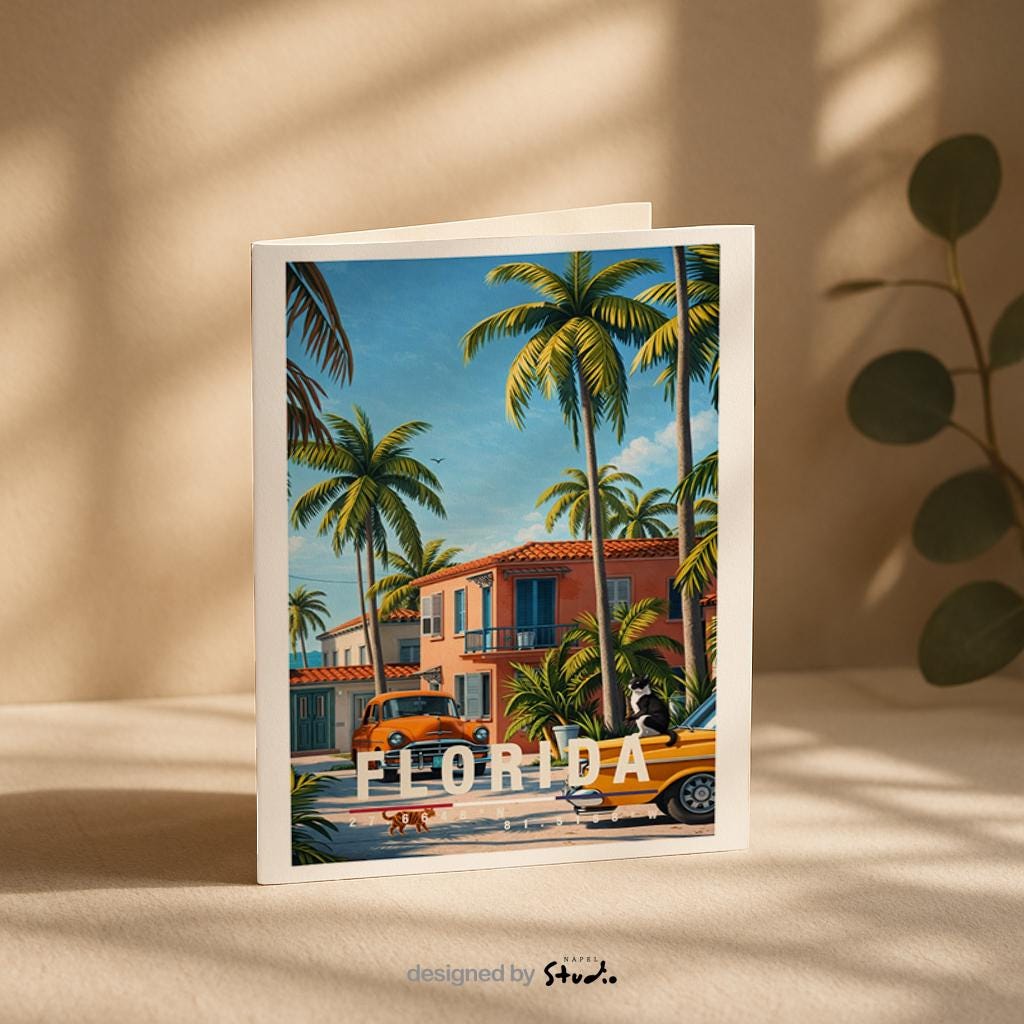 Illustrative Grußkarte mit Florida-Motiv, zeigt tropische Palmen, pastellfarbene Häuser und klassische Retro-Autos unter blauem Himmel. Die Szene vermittelt Sommer, Sonne und entspanntes amerikanisches Urlaubsgefühl. Ideal als Reise-Grußkarte, Urlaubskarte oder liebe Nachricht für Florida-Fans, USA-Reisende, Fernweh-Liebhaber oder als sommerlicher Gruß für Freunde und Familie.
