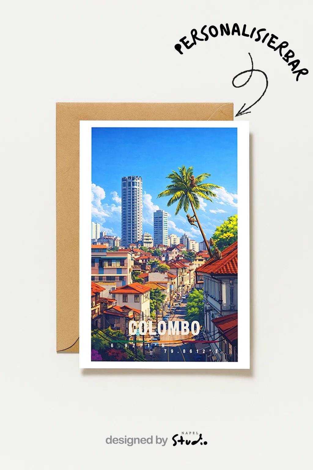 Tropische Grußkarte mit Colombo-Motiv in Sri Lanka, zeigt Palmen, Stadtgebäude und sonniges Himmelspanorama. Die Illustration verbindet urbanes Leben mit tropischem Flair. Ideal als Reise-Grußkarte, Urlaubsgruß oder liebe Nachricht für Asien-Fans, Weltenbummler und Fernweh-Liebhaber.