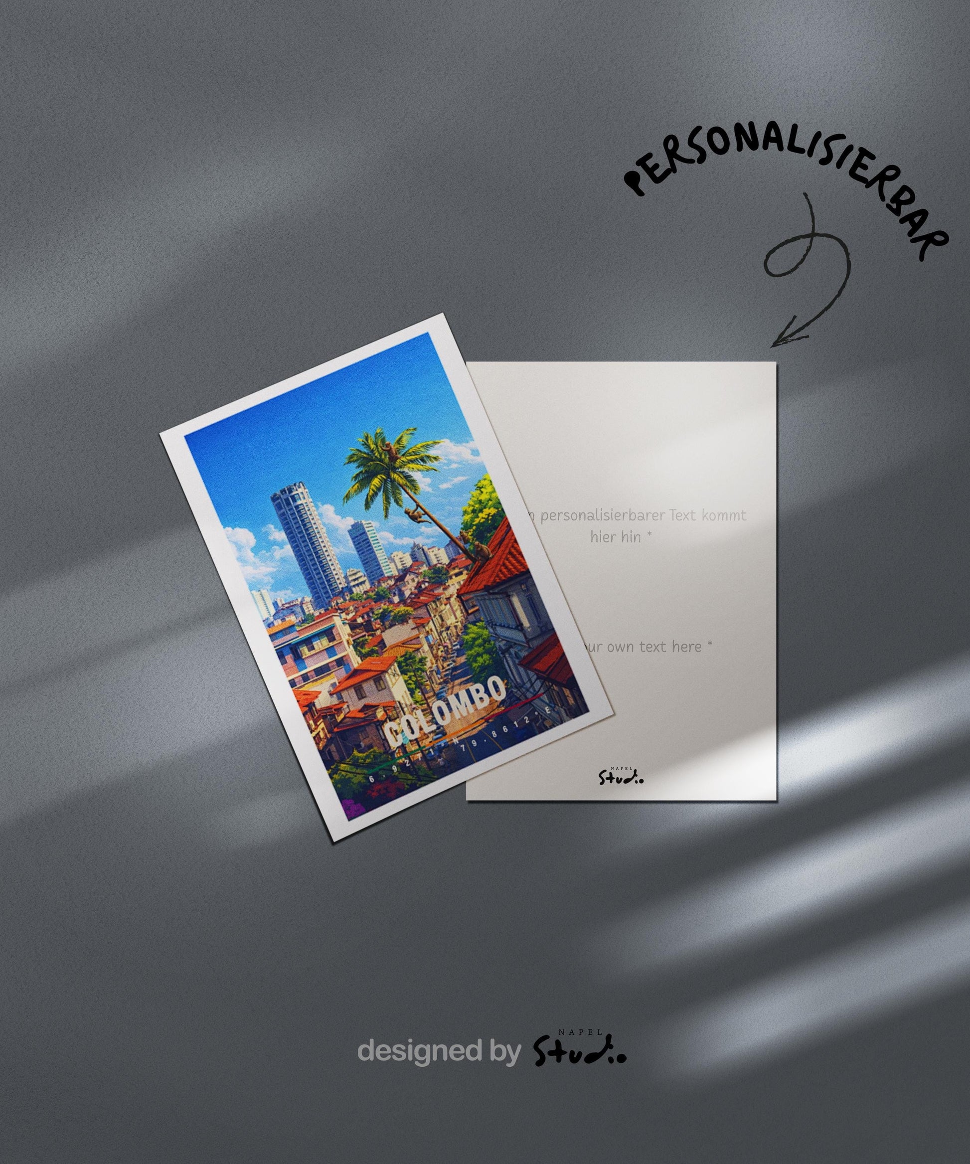 Tropische Grußkarte mit Colombo-Motiv in Sri Lanka, zeigt Palmen, Stadtgebäude und sonniges Himmelspanorama. Die Illustration verbindet urbanes Leben mit tropischem Flair. Ideal als Reise-Grußkarte, Urlaubsgruß oder liebe Nachricht für Asien-Fans, Weltenbummler und Fernweh-Liebhaber.