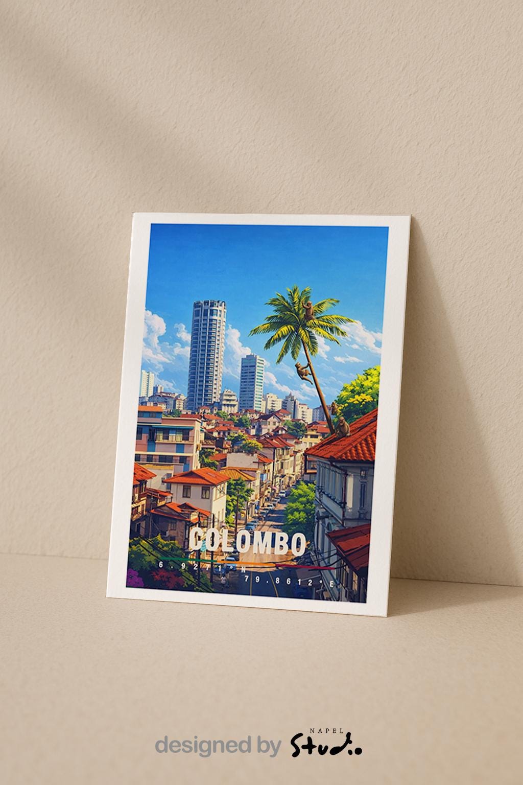 Tropische Grußkarte mit Colombo-Motiv in Sri Lanka, zeigt Palmen, Stadtgebäude und sonniges Himmelspanorama. Die Illustration verbindet urbanes Leben mit tropischem Flair. Ideal als Reise-Grußkarte, Urlaubsgruß oder liebe Nachricht für Asien-Fans, Weltenbummler und Fernweh-Liebhaber.