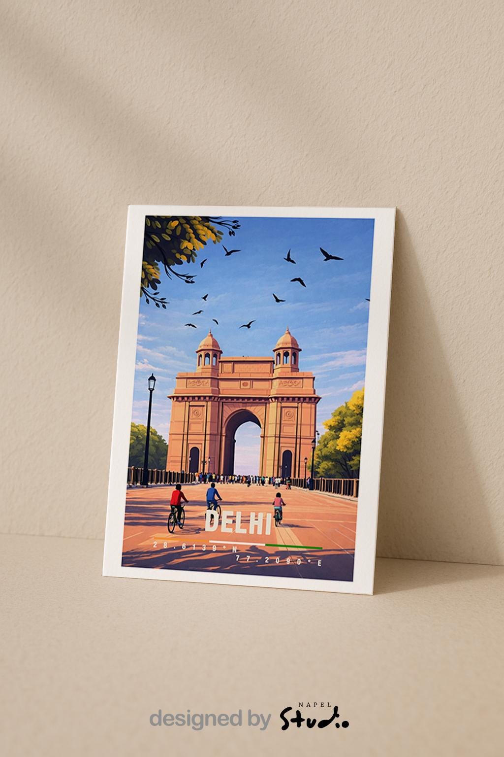 Illustrative Grußkarte mit Delhi-Motiv, zeigt das India Gate, offene Plätze und Vögel am Himmel. Die Szene vermittelt Geschichte, Kultur und Weite. Perfekt als Reise-Grußkarte, kultureller Urlaubsgruß oder liebe Nachricht für Indien-Fans, Reisende und Architektur-Liebhaber.