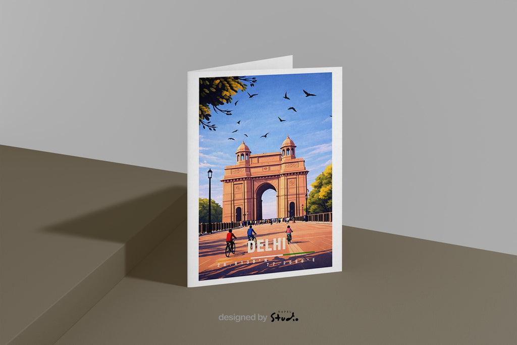 Illustrative Grußkarte mit Delhi-Motiv, zeigt das India Gate, offene Plätze und Vögel am Himmel. Die Szene vermittelt Geschichte, Kultur und Weite. Perfekt als Reise-Grußkarte, kultureller Urlaubsgruß oder liebe Nachricht für Indien-Fans, Reisende und Architektur-Liebhaber.