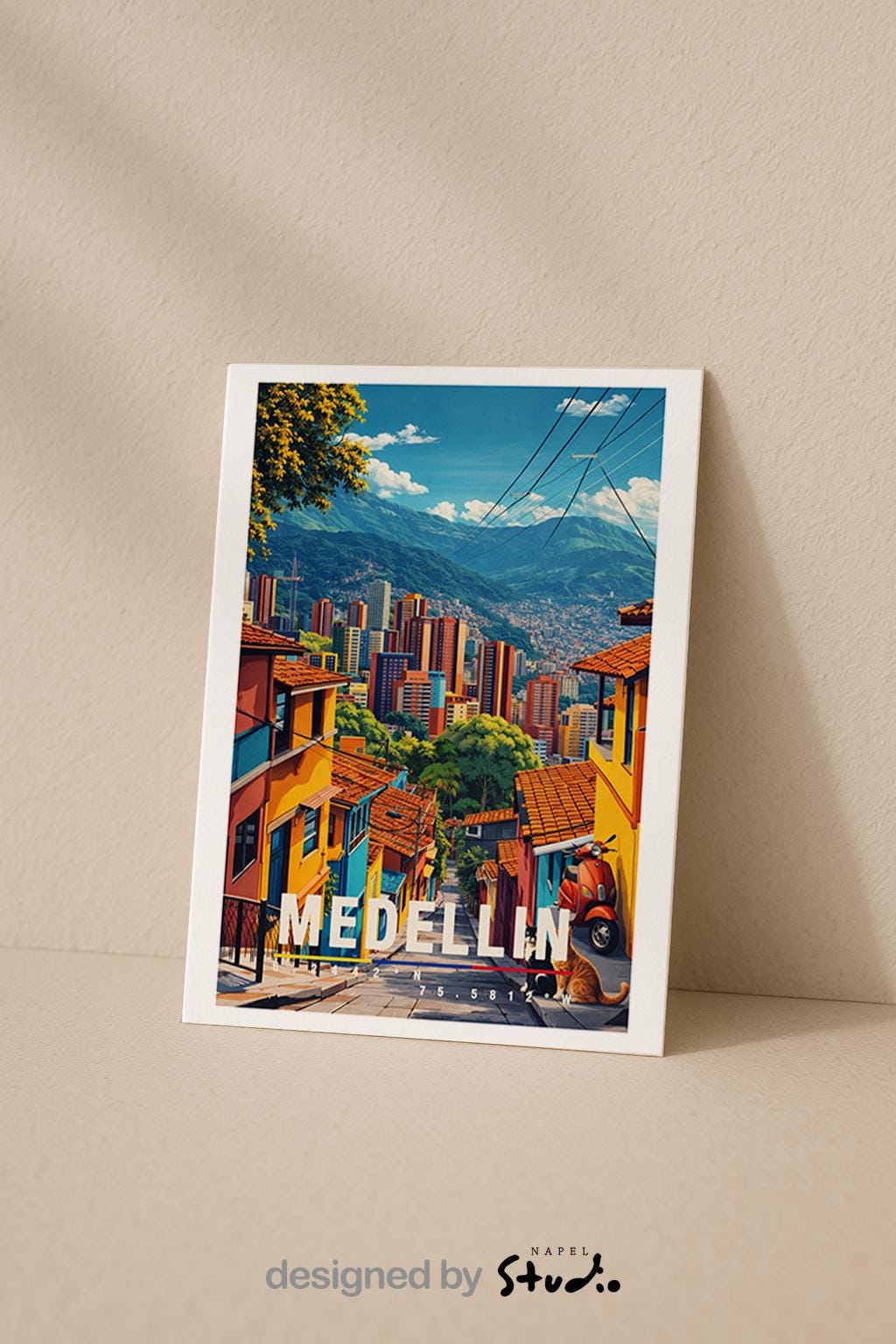 Farbenfrohe Grußkarte mit Medellín-Motiv in Kolumbien, zeigt steile Straßen, bunte Häuser und eine eindrucksvolle Bergkulisse. Die Illustration verbindet urbanes Leben mit südamerikanischer Atmosphäre. Perfekt als Reise-Grußkarte, Städtegruß oder liebe Nachricht für Kolumbien-Fans, Reisende und Kulturbegeisterte.