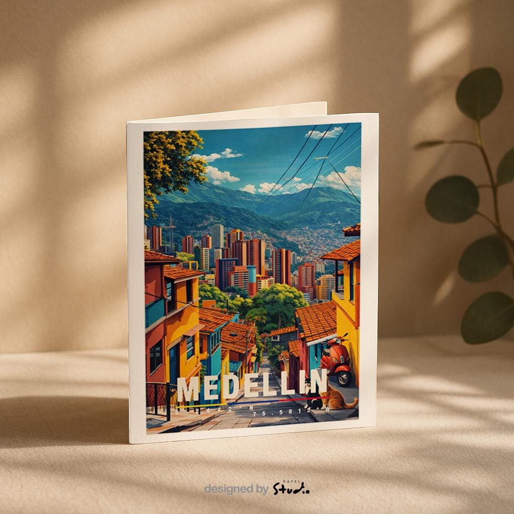 Farbenfrohe Grußkarte mit Medellín-Motiv in Kolumbien, zeigt steile Straßen, bunte Häuser und eine eindrucksvolle Bergkulisse. Die Illustration verbindet urbanes Leben mit südamerikanischer Atmosphäre. Perfekt als Reise-Grußkarte, Städtegruß oder liebe Nachricht für Kolumbien-Fans, Reisende und Kulturbegeisterte.