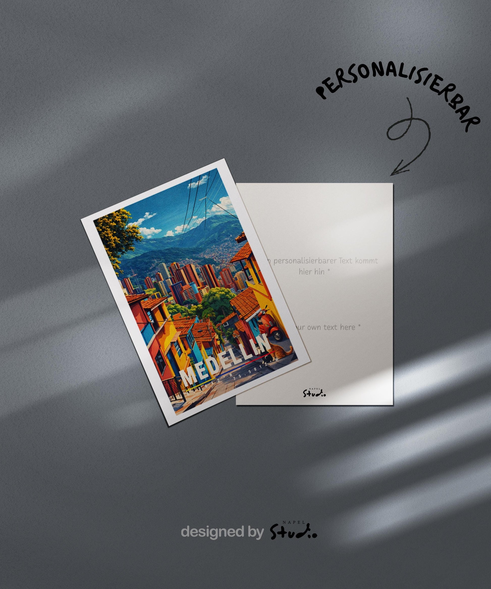 Farbenfrohe Grußkarte mit Medellín-Motiv in Kolumbien, zeigt steile Straßen, bunte Häuser und eine eindrucksvolle Bergkulisse. Die Illustration verbindet urbanes Leben mit südamerikanischer Atmosphäre. Perfekt als Reise-Grußkarte, Städtegruß oder liebe Nachricht für Kolumbien-Fans, Reisende und Kulturbegeisterte.