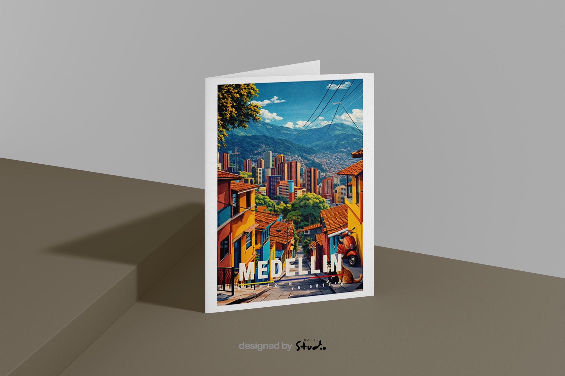 Farbenfrohe Grußkarte mit Medellín-Motiv in Kolumbien, zeigt steile Straßen, bunte Häuser und eine eindrucksvolle Bergkulisse. Die Illustration verbindet urbanes Leben mit südamerikanischer Atmosphäre. Perfekt als Reise-Grußkarte, Städtegruß oder liebe Nachricht für Kolumbien-Fans, Reisende und Kulturbegeisterte.