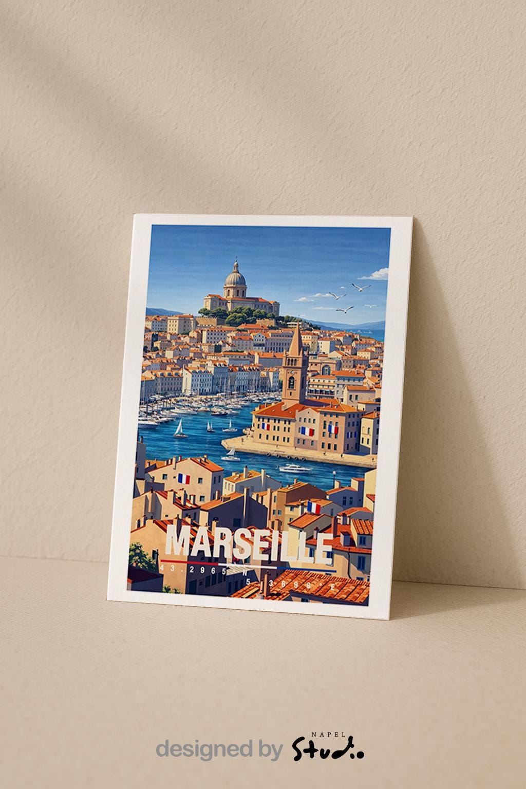 Mediterrane Grußkarte mit Marseille-Motiv, zeigt Hafen, Boote, Altstadt und warme Farben der südfranzösischen Küste. Die Illustration vermittelt Sommer, Meer und südliches Lebensgefühl. Ideal als Reise-Grußkarte, Urlaubsgruß oder liebe Nachricht für Frankreich-Fans, Mittelmeer-Liebhaber und Weltenbummler.