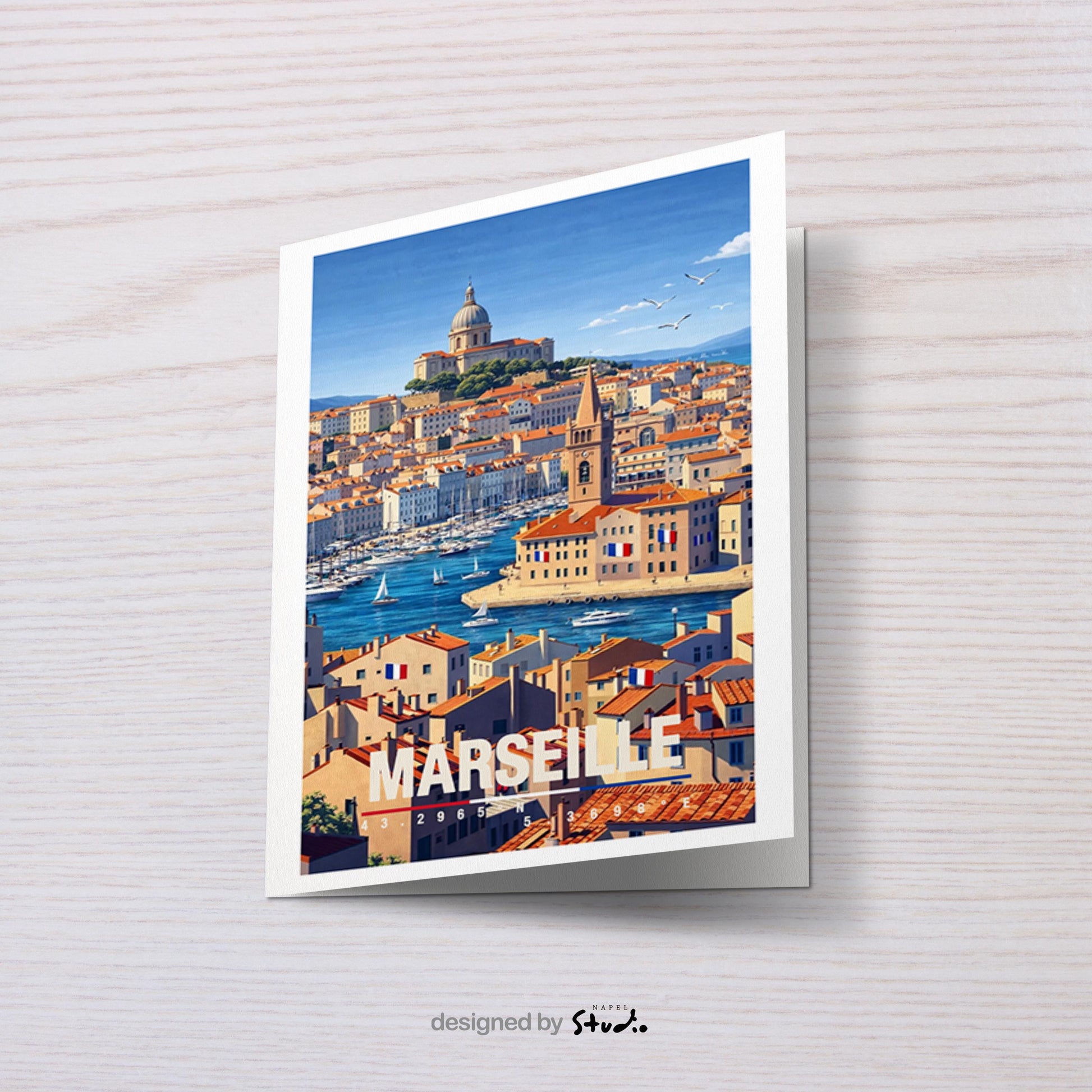 Mediterrane Grußkarte mit Marseille-Motiv, zeigt Hafen, Boote, Altstadt und warme Farben der südfranzösischen Küste. Die Illustration vermittelt Sommer, Meer und südliches Lebensgefühl. Ideal als Reise-Grußkarte, Urlaubsgruß oder liebe Nachricht für Frankreich-Fans, Mittelmeer-Liebhaber und Weltenbummler.