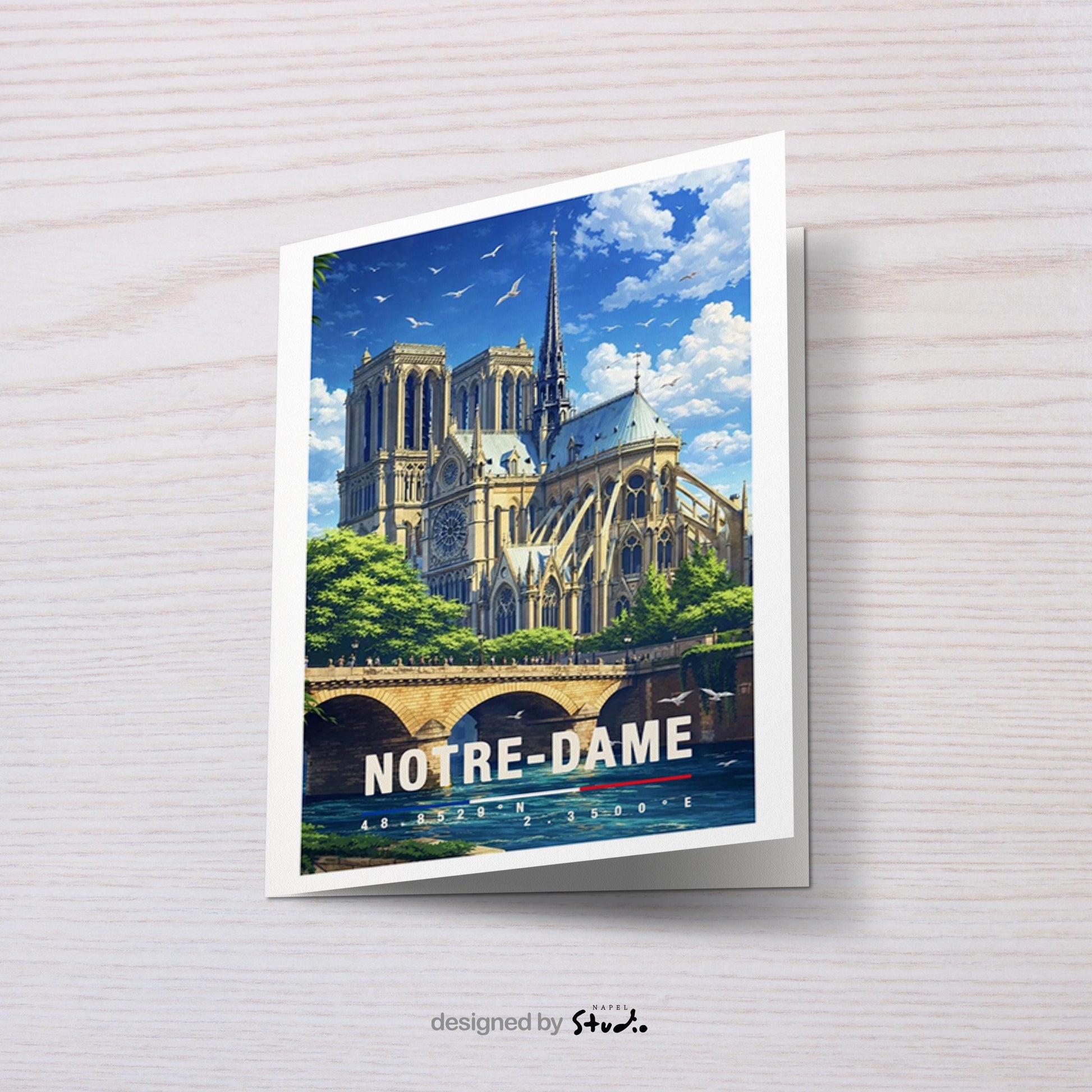 Detailreiche Grußkarte mit Notre-Dame-Motiv in Paris, zeigt die berühmte Kathedrale, Brücke und die Seine unter hellem Himmel. Die Illustration vermittelt Romantik, Geschichte und Pariser Charme. Ideal als Reise-Grußkarte, Städtegruß oder liebe Nachricht für Frankreich- und Paris-Fans.