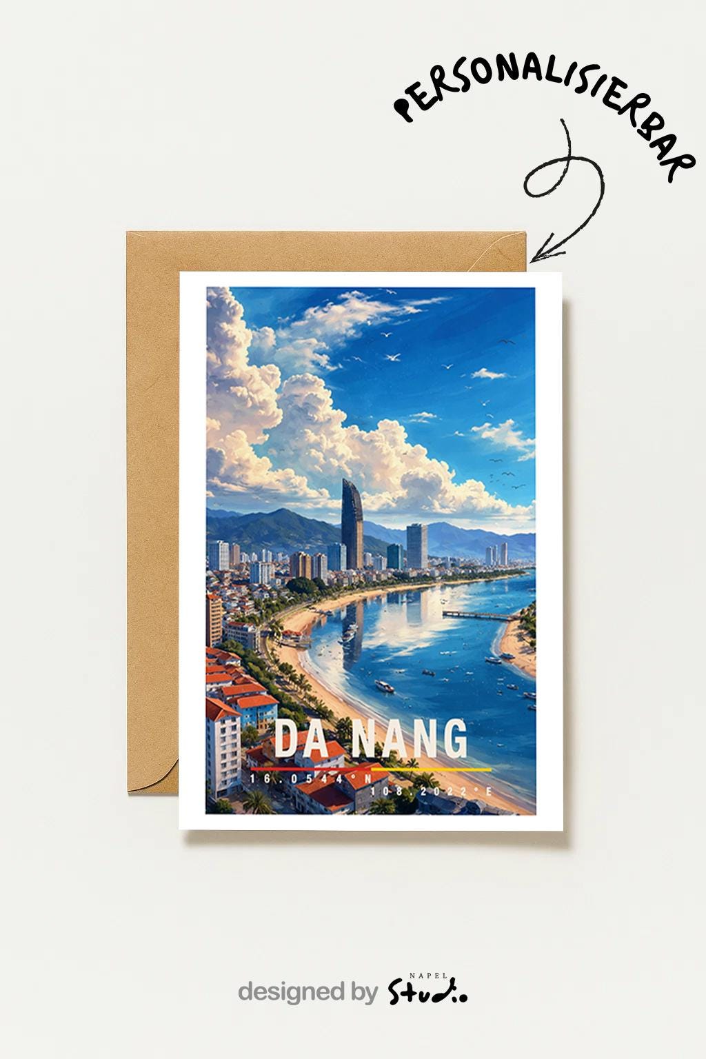 Sommerliche Grußkarte mit Da-Nang-Motiv, zeigt Küste, Stadt, Meer und Himmel mit weitem Panorama. Die Illustration verbindet Strand, Stadtleben und asiatische Atmosphäre. Perfekt als Reise-Grußkarte, Urlaubsgruß oder liebe Nachricht für Strandliebhaber und Vietnam-Reisende.