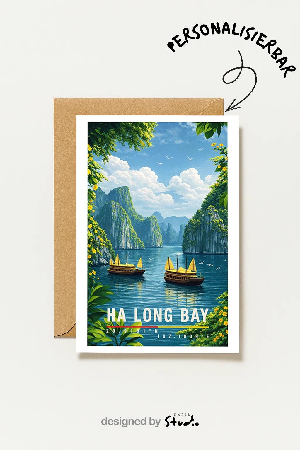 Naturinspirierte Grußkarte mit Ha-Long-Bay-Motiv, zeigt ruhiges Wasser, traditionelle Boote und markante Kalksteinfelsen. Die Illustration vermittelt Ruhe, Weite und exotische Landschaft. Ideal als Reise-Grußkarte, Urlaubsgruß oder liebe Nachricht für Natur- und Asien-Fans.