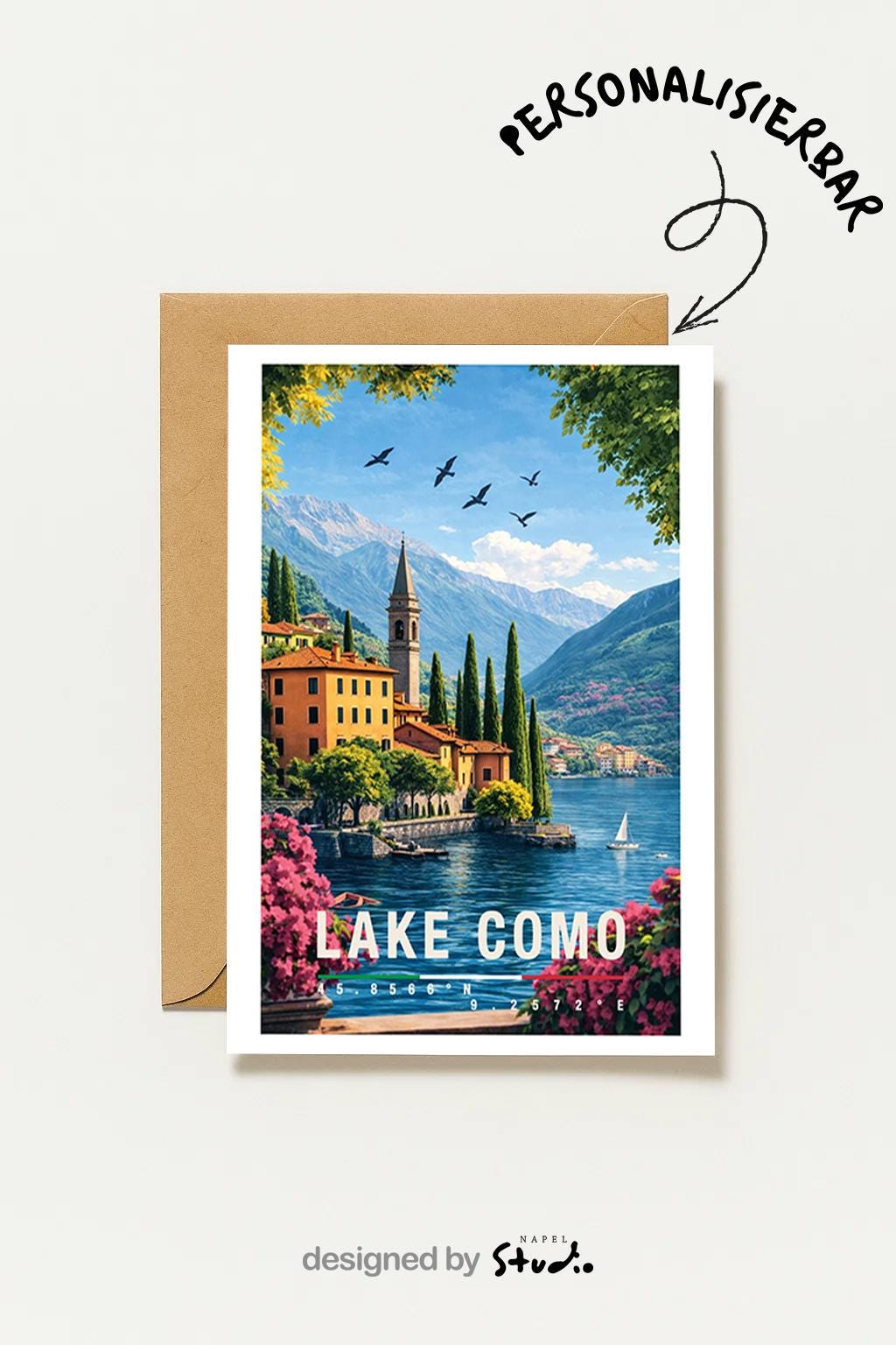 Stilvolle Grußkarte mit Lake-Como-Motiv, zeigt farbenfrohe Häuser, Boote am Ufer und eine imposante Bergkulisse. Die Illustration strahlt Ruhe, Eleganz und italienischen Charme aus. Perfekt als Reise-Grußkarte, Urlaubsgruß oder liebevolle Nachricht für Seeliebhaber und Italien-Begeisterte.