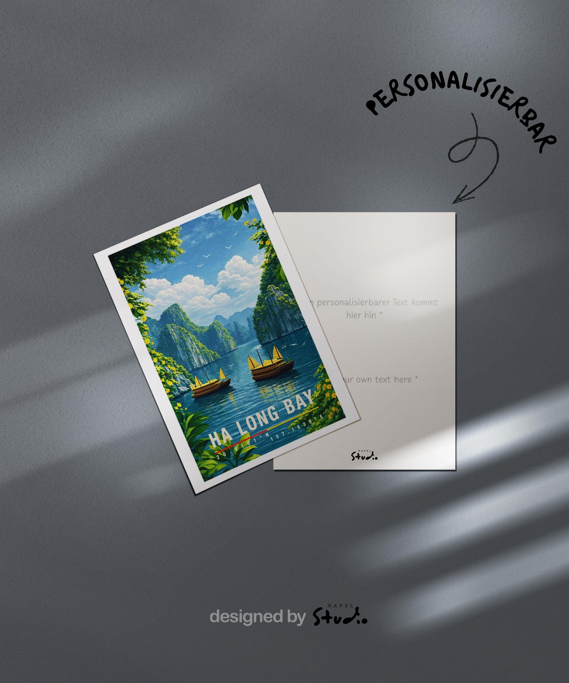 Naturinspirierte Grußkarte mit Ha-Long-Bay-Motiv, zeigt ruhiges Wasser, traditionelle Boote und markante Kalksteinfelsen. Die Illustration vermittelt Ruhe, Weite und exotische Landschaft. Ideal als Reise-Grußkarte, Urlaubsgruß oder liebe Nachricht für Natur- und Asien-Fans.