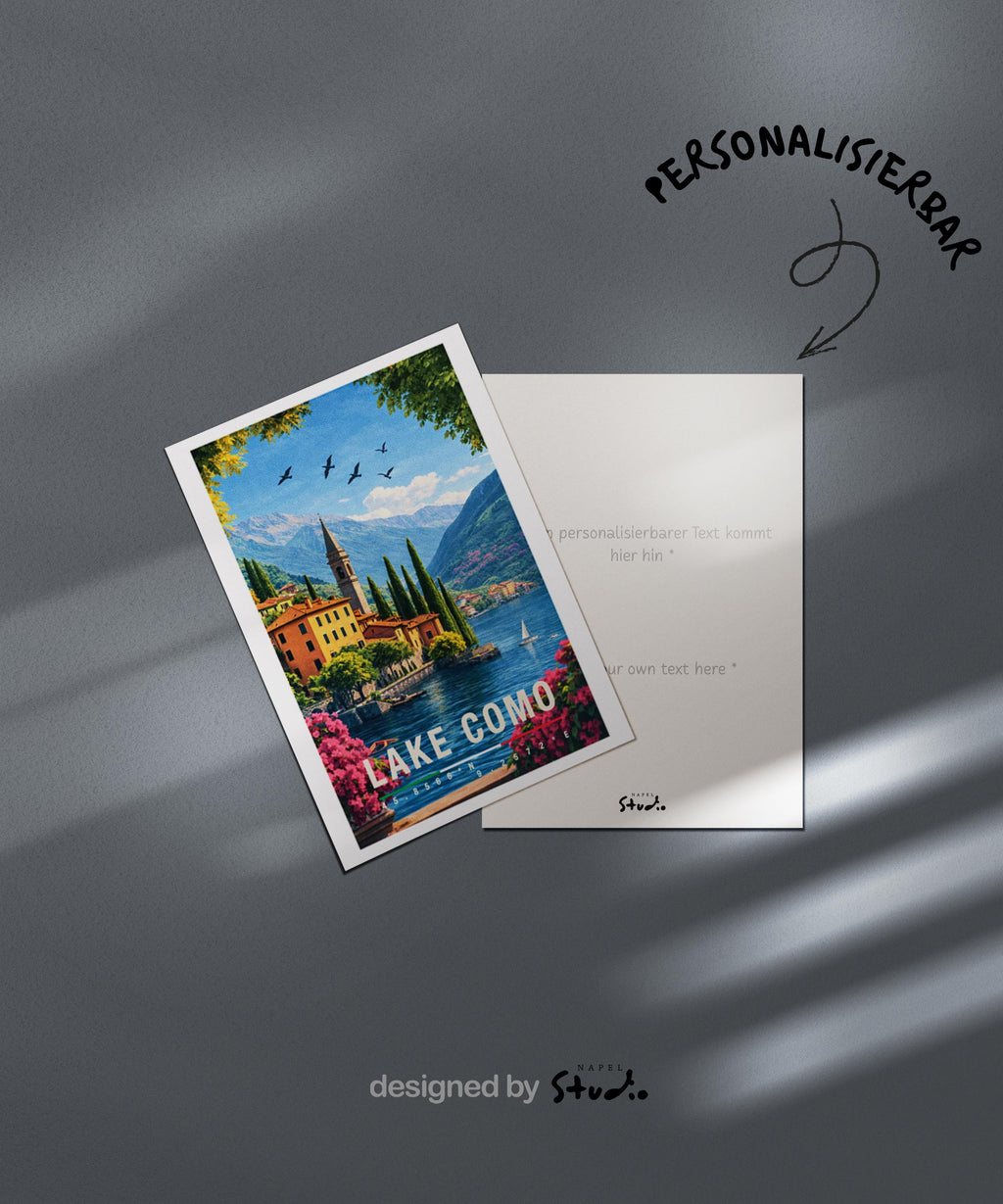 Stilvolle Grußkarte mit Lake-Como-Motiv, zeigt farbenfrohe Häuser, Boote am Ufer und eine imposante Bergkulisse. Die Illustration strahlt Ruhe, Eleganz und italienischen Charme aus. Perfekt als Reise-Grußkarte, Urlaubsgruß oder liebevolle Nachricht für Seeliebhaber und Italien-Begeisterte.