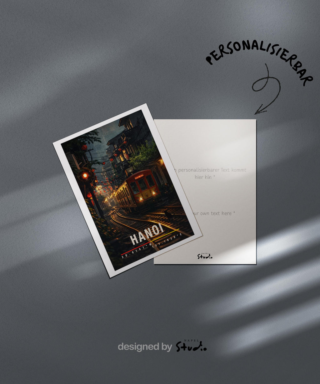 Atmosphärische Grußkarte mit Hanoi-Motiv, zeigt einen Zug inmitten der Altstadt, Laternen und enge Häuserreihen. Die Illustration verbindet urbanes Leben, Geschichte und vietnamesische Kultur. Perfekt als Reise-Grußkarte, Städtegruß oder besondere Nachricht für Vietnam- und Asien-Liebhaber.