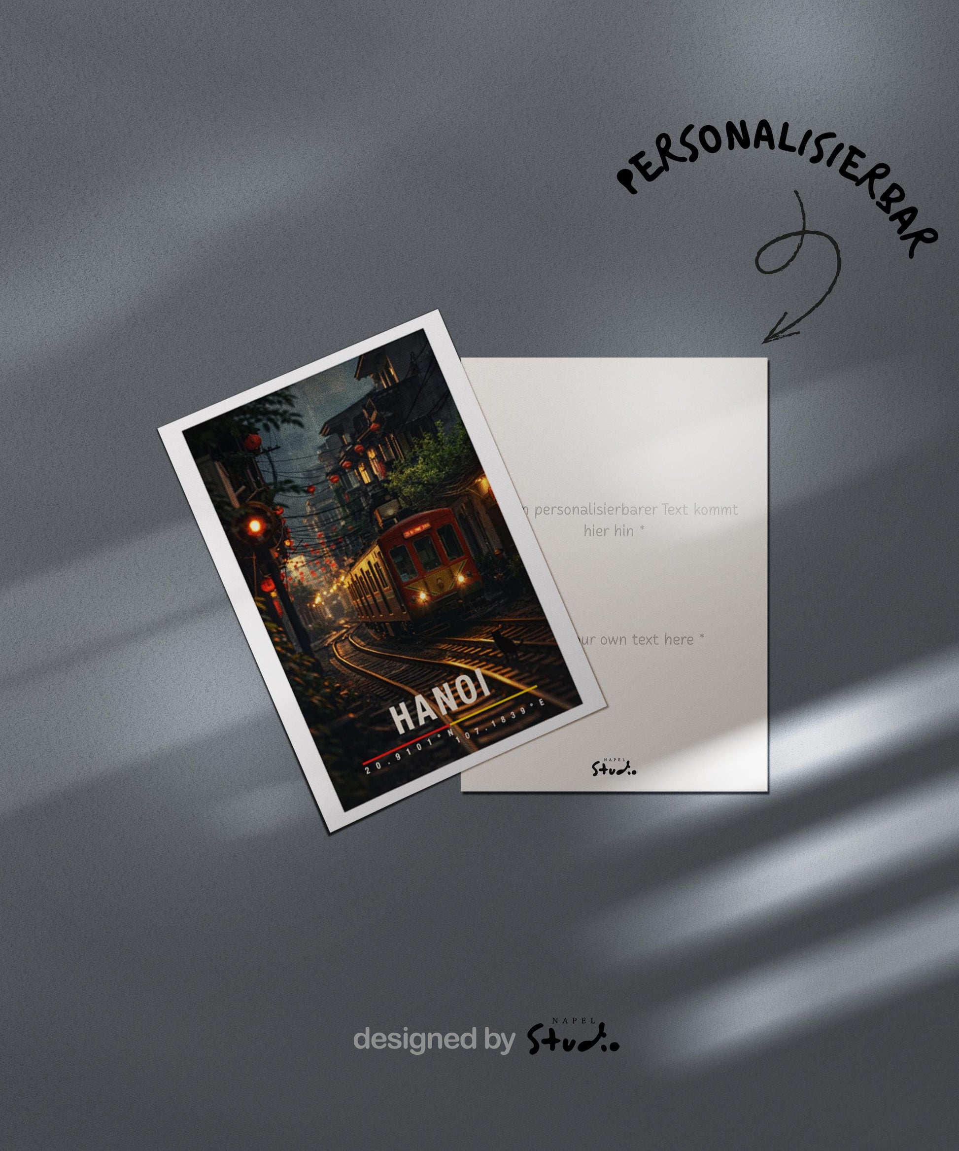 Atmosphärische Grußkarte mit Hanoi-Motiv, zeigt einen Zug inmitten der Altstadt, Laternen und enge Häuserreihen. Die Illustration verbindet urbanes Leben, Geschichte und vietnamesische Kultur. Perfekt als Reise-Grußkarte, Städtegruß oder besondere Nachricht für Vietnam- und Asien-Liebhaber.