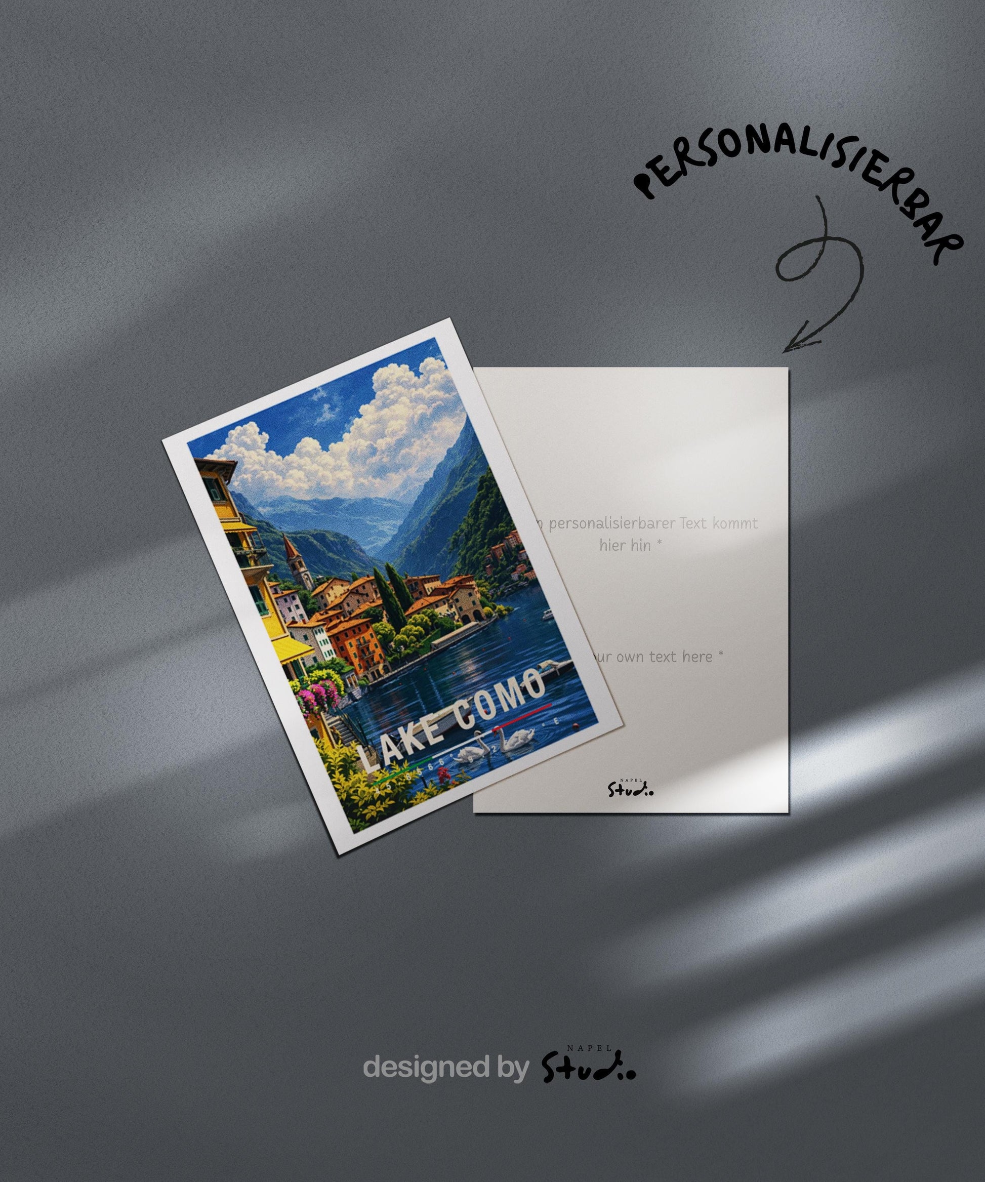 Romantische Grußkarte mit Lake-Como-Motiv in Italien, zeigt ruhiges Wasser, historische Villen, Zypressen und Berge im Hintergrund. Die Illustration vermittelt Eleganz, Ruhe und mediterranes Lebensgefühl. Ideal als Reise-Grußkarte, Urlaubsgruß oder liebe Nachricht für Italien-Fans, Romantiker und Naturfreunde.