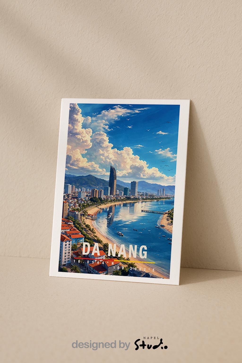 Sommerliche Grußkarte mit Da-Nang-Motiv, zeigt Küste, Stadt, Meer und Himmel mit weitem Panorama. Die Illustration verbindet Strand, Stadtleben und asiatische Atmosphäre. Perfekt als Reise-Grußkarte, Urlaubsgruß oder liebe Nachricht für Strandliebhaber und Vietnam-Reisende.