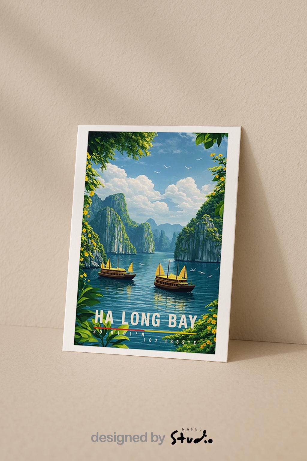 Naturinspirierte Grußkarte mit Ha-Long-Bay-Motiv, zeigt ruhiges Wasser, traditionelle Boote und markante Kalksteinfelsen. Die Illustration vermittelt Ruhe, Weite und exotische Landschaft. Ideal als Reise-Grußkarte, Urlaubsgruß oder liebe Nachricht für Natur- und Asien-Fans.