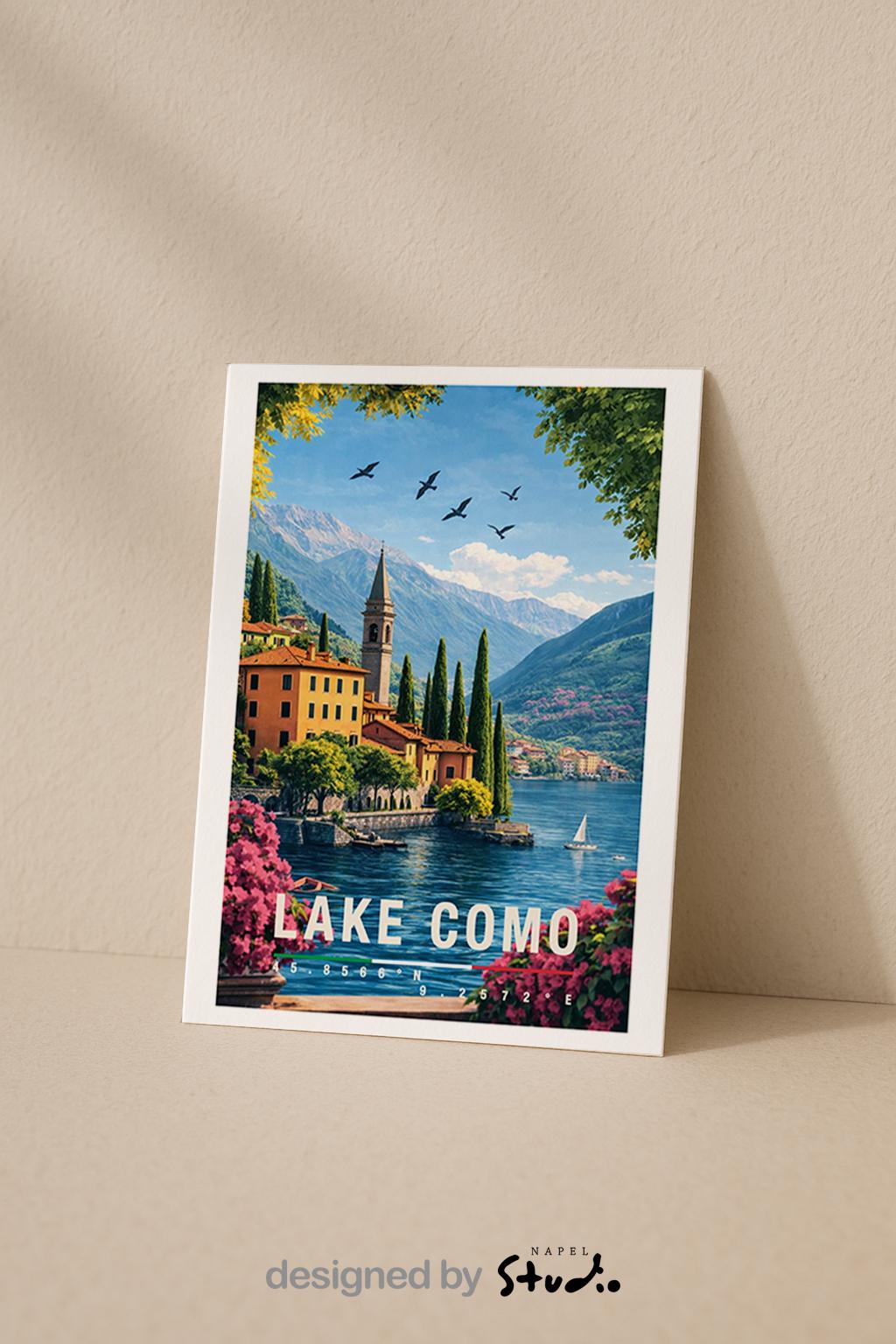 Stilvolle Grußkarte mit Lake-Como-Motiv, zeigt farbenfrohe Häuser, Boote am Ufer und eine imposante Bergkulisse. Die Illustration strahlt Ruhe, Eleganz und italienischen Charme aus. Perfekt als Reise-Grußkarte, Urlaubsgruß oder liebevolle Nachricht für Seeliebhaber und Italien-Begeisterte.