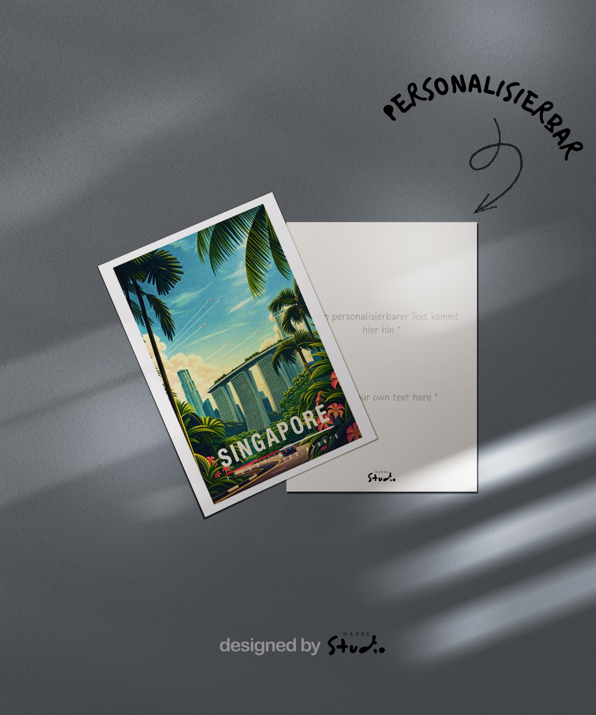 Illustrative Grußkarte mit Singapore-Motiv, zeigt moderne Hochhäuser eingebettet in tropische Palmen und üppiges Grün. Die Szene verbindet Großstadt und Natur und vermittelt Leichtigkeit, Wärme und Fernweh. Perfekt als Reise-Grußkarte, Urlaubsgruß oder liebe Nachricht für Asien-Fans und Städtereisende.