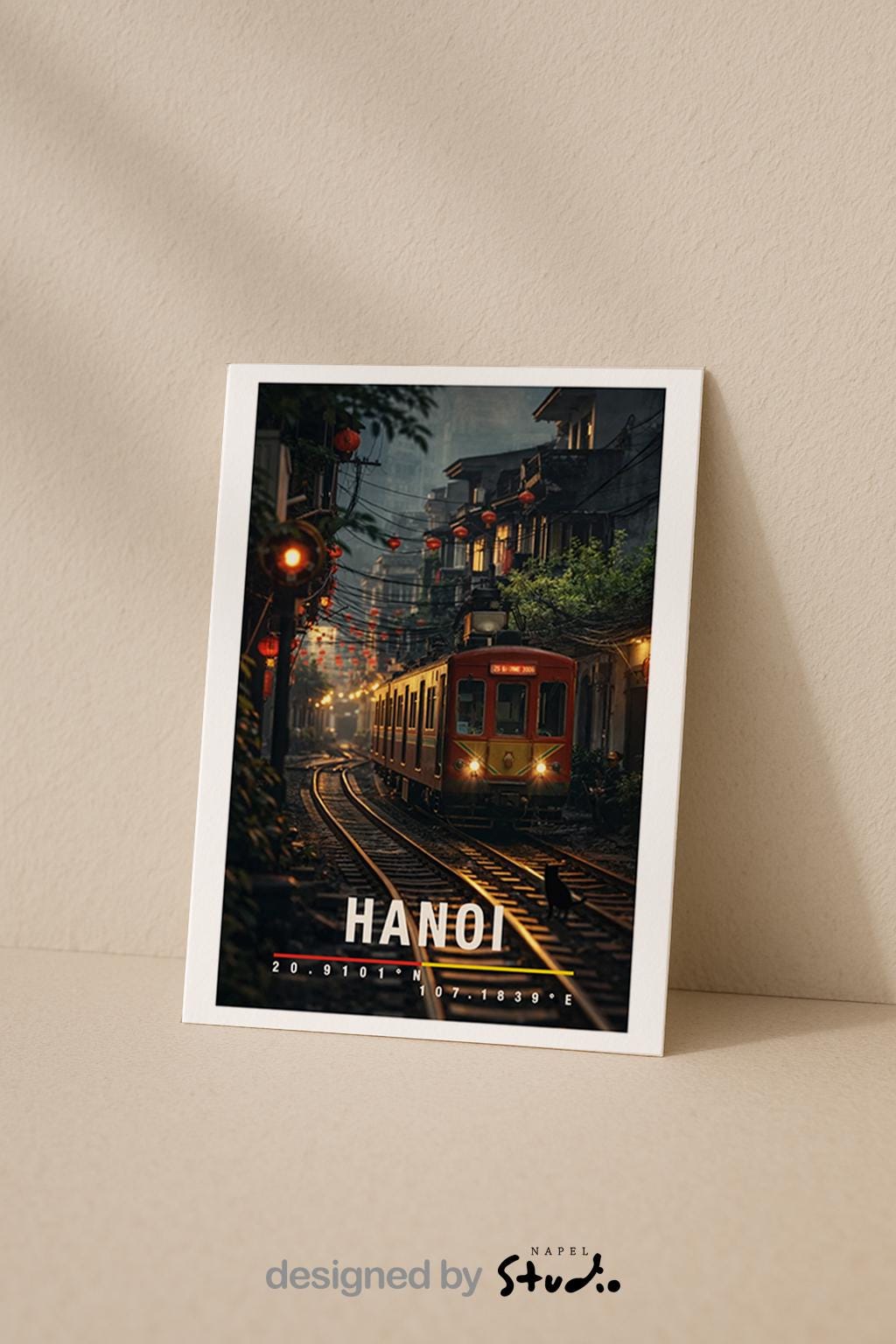 Atmosphärische Grußkarte mit Hanoi-Motiv, zeigt einen Zug inmitten der Altstadt, Laternen und enge Häuserreihen. Die Illustration verbindet urbanes Leben, Geschichte und vietnamesische Kultur. Perfekt als Reise-Grußkarte, Städtegruß oder besondere Nachricht für Vietnam- und Asien-Liebhaber.