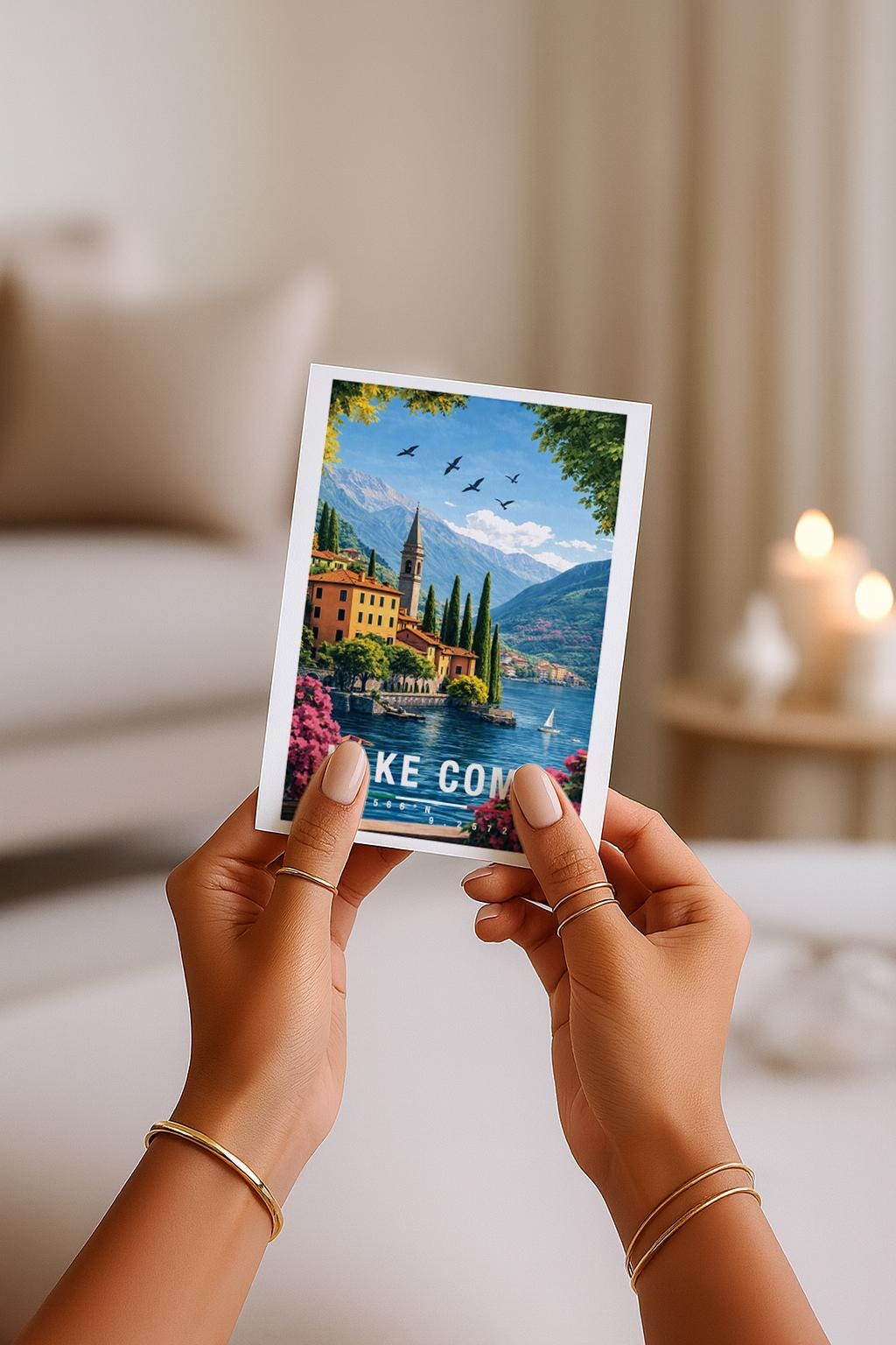 Stilvolle Grußkarte mit Lake-Como-Motiv, zeigt farbenfrohe Häuser, Boote am Ufer und eine imposante Bergkulisse. Die Illustration strahlt Ruhe, Eleganz und italienischen Charme aus. Perfekt als Reise-Grußkarte, Urlaubsgruß oder liebevolle Nachricht für Seeliebhaber und Italien-Begeisterte.