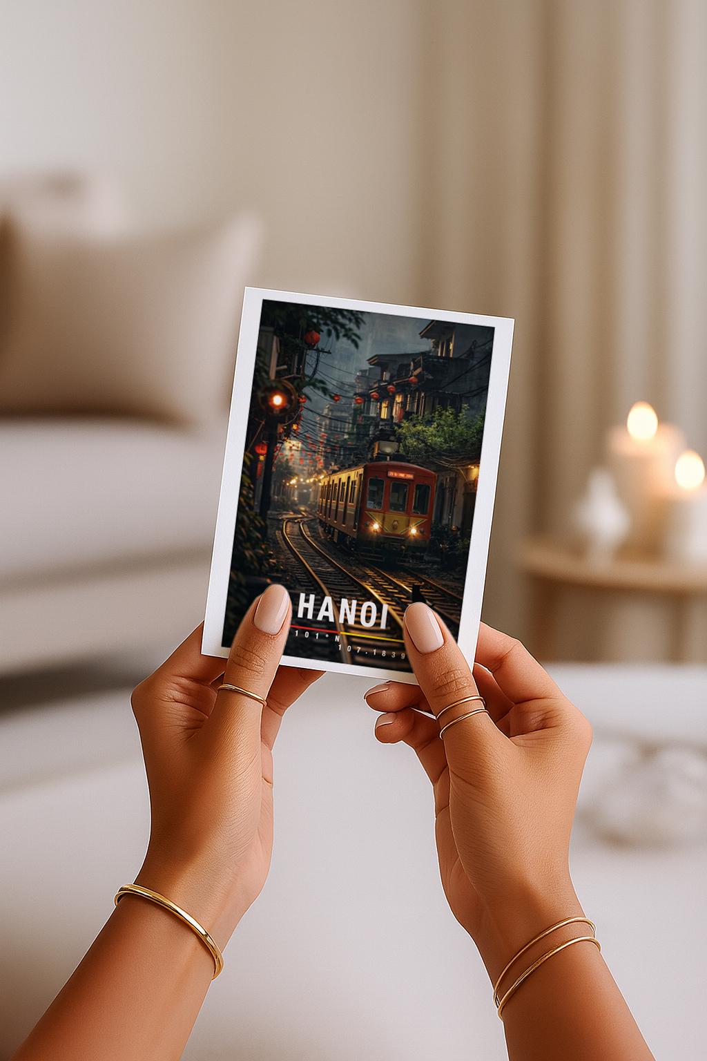 Atmosphärische Grußkarte mit Hanoi-Motiv, zeigt einen Zug inmitten der Altstadt, Laternen und enge Häuserreihen. Die Illustration verbindet urbanes Leben, Geschichte und vietnamesische Kultur. Perfekt als Reise-Grußkarte, Städtegruß oder besondere Nachricht für Vietnam- und Asien-Liebhaber.