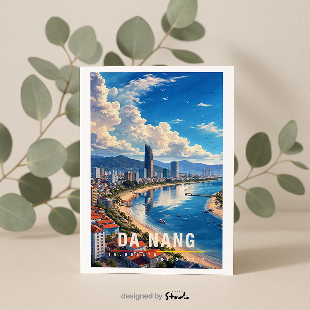 Sommerliche Grußkarte mit Da-Nang-Motiv, zeigt Küste, Stadt, Meer und Himmel mit weitem Panorama. Die Illustration verbindet Strand, Stadtleben und asiatische Atmosphäre. Perfekt als Reise-Grußkarte, Urlaubsgruß oder liebe Nachricht für Strandliebhaber und Vietnam-Reisende.
